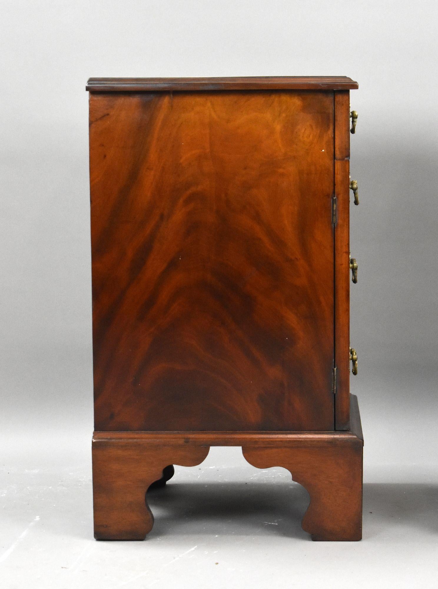 Pair of William IV Mahogany Bedsides en vente 3