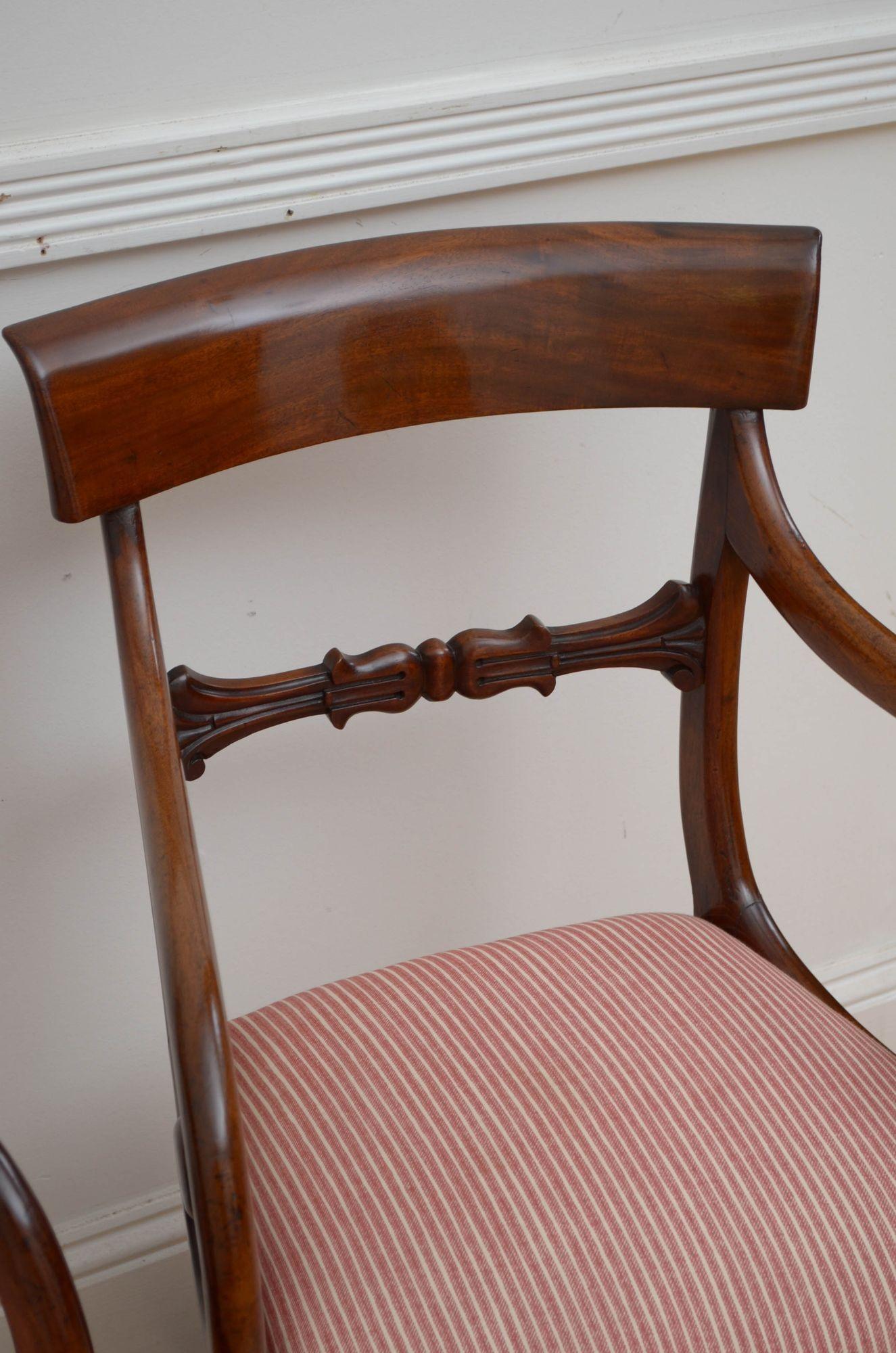 Pair of William IV Mahogany Carvers In Good Condition For Sale In Whaley Bridge, GB
