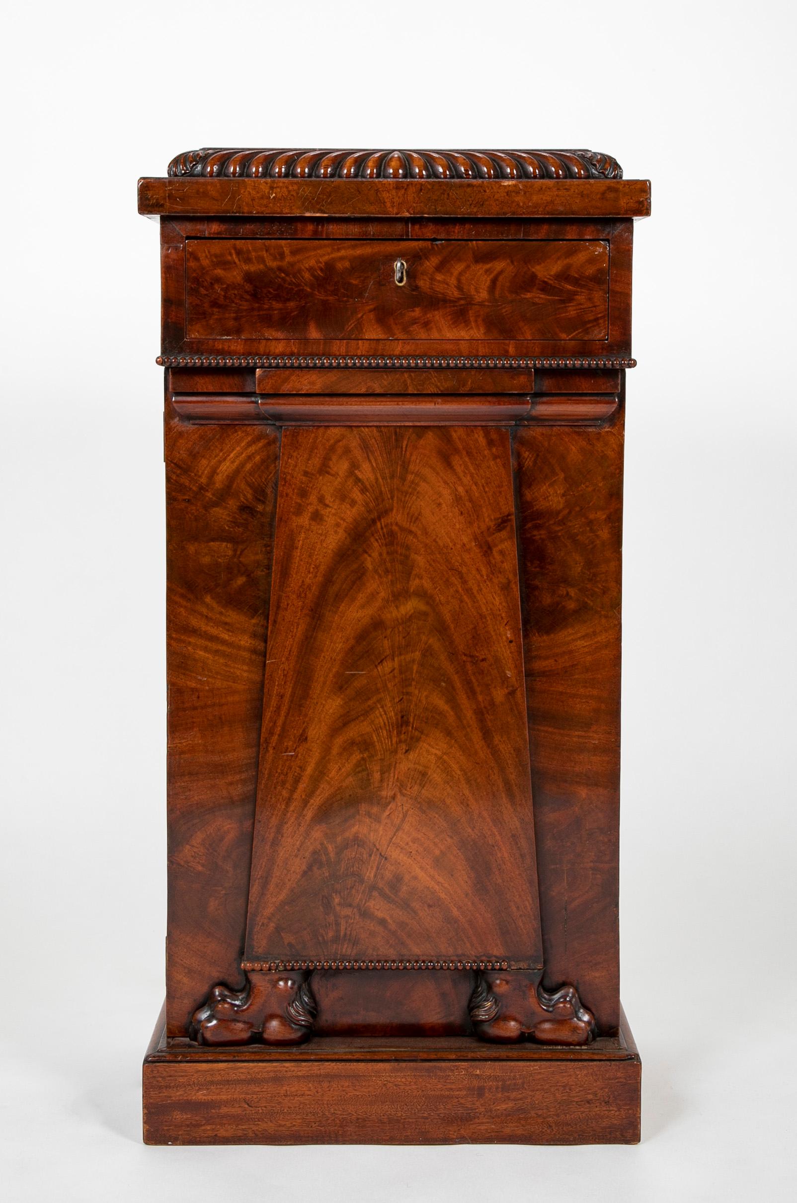Pair of William IV Mahogany Pedestal Cabinets In Good Condition In Stamford, CT