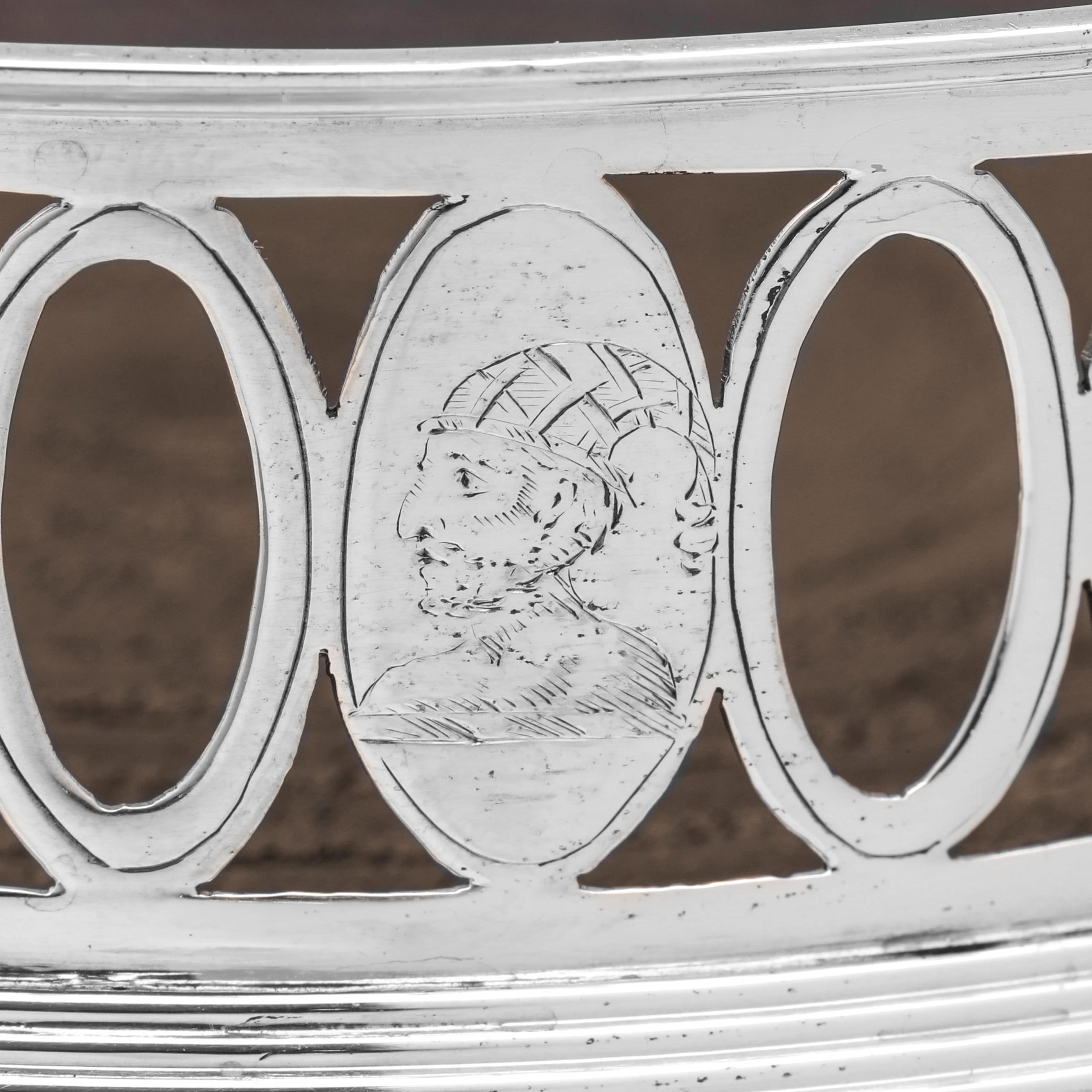 Paar Weinuntersetzer aus Sterlingsilber aus der Zeit von William IV., hergestellt von Barnards im Jahr 1830 (Mittleres 19. Jahrhundert) im Angebot
