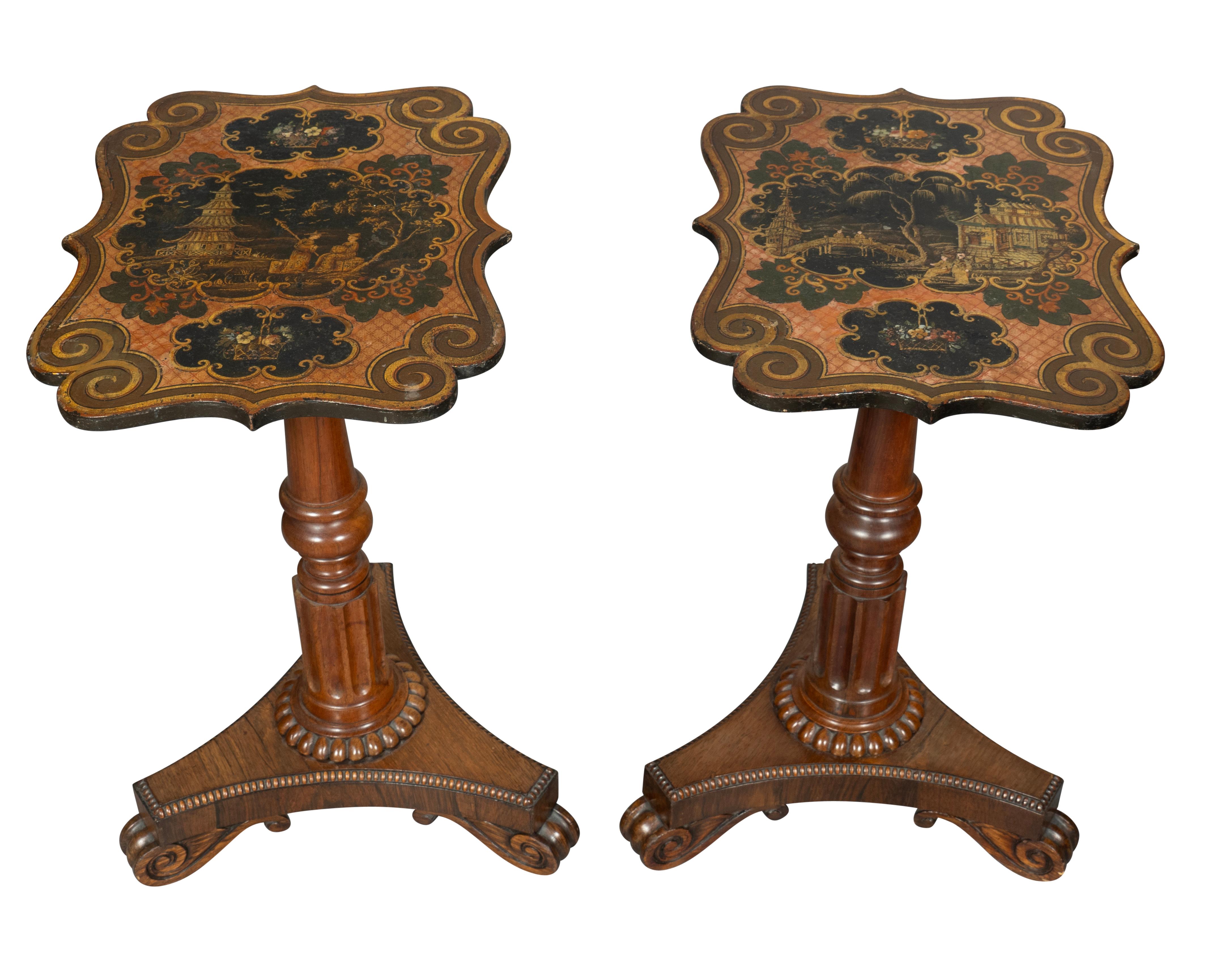 Ursprünglich ein Paar Stangenschirme, um die Wärme des Kamins zu reflektieren. Jetzt fehlen noch die Stange und die Tischplatte aus Pappmaché mit Chinoiserie-Szenen. Die Sockel mit gedrehter kannelierter Stütze und dreiteiliger Basis mit