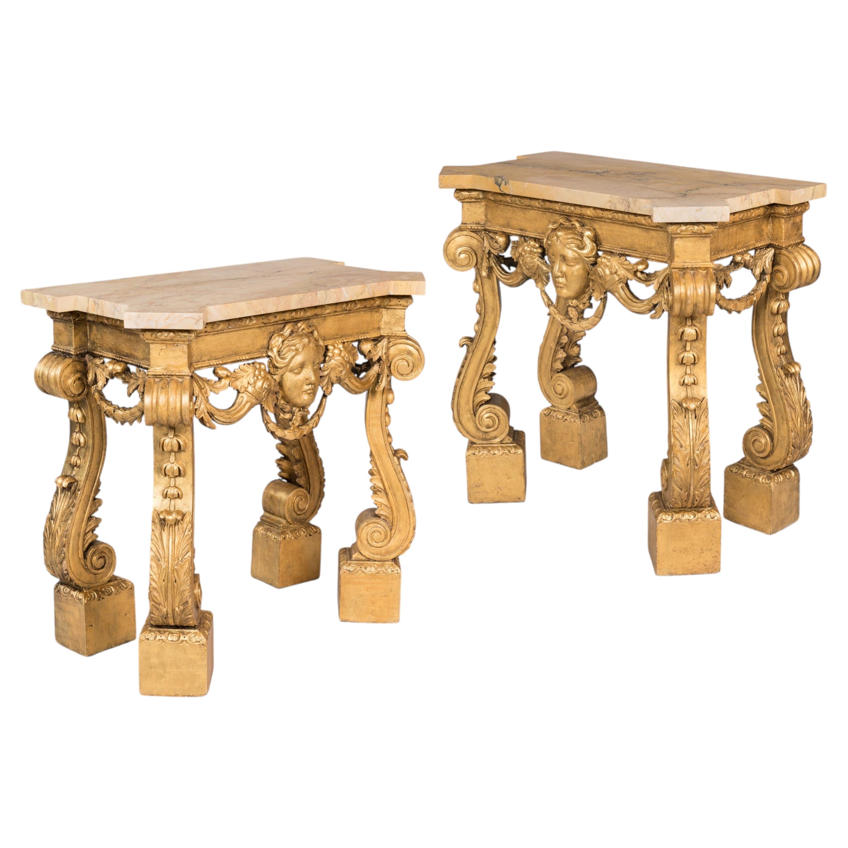 Paire de consoles de style William Kent avec plateaux en marbre de Sienne
