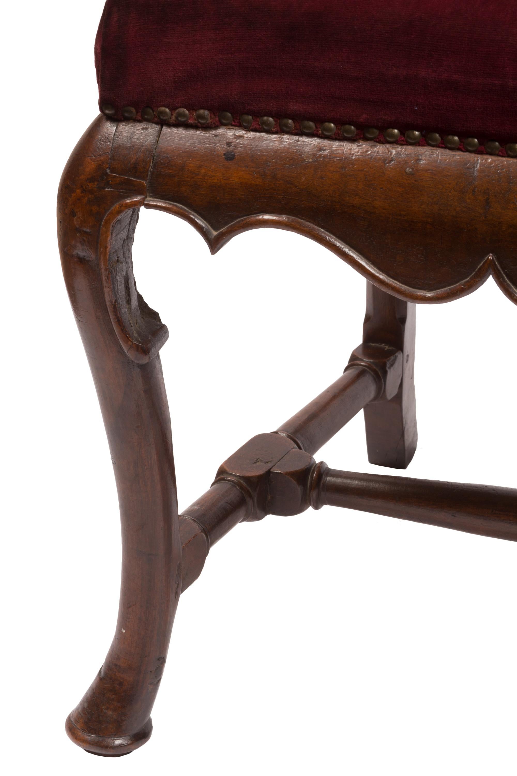Paar Stühle im William-and-Mary-/Queen Anne-Stil mit burgunderroter Samtpolsterung im Angebot 2