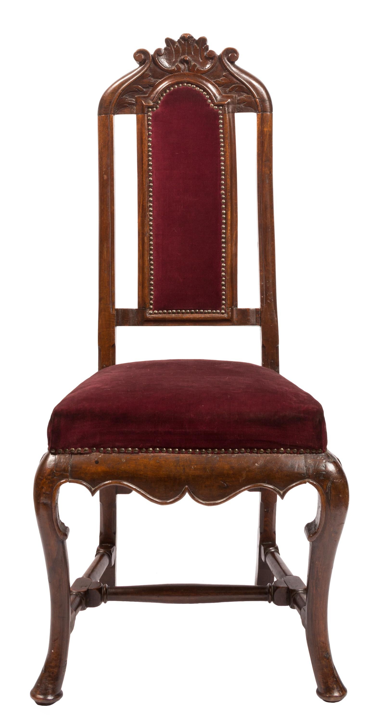 William and Mary Paire de chaises de style William & Mary / Queen Anne avec tapisserie en velours bourgogne en vente