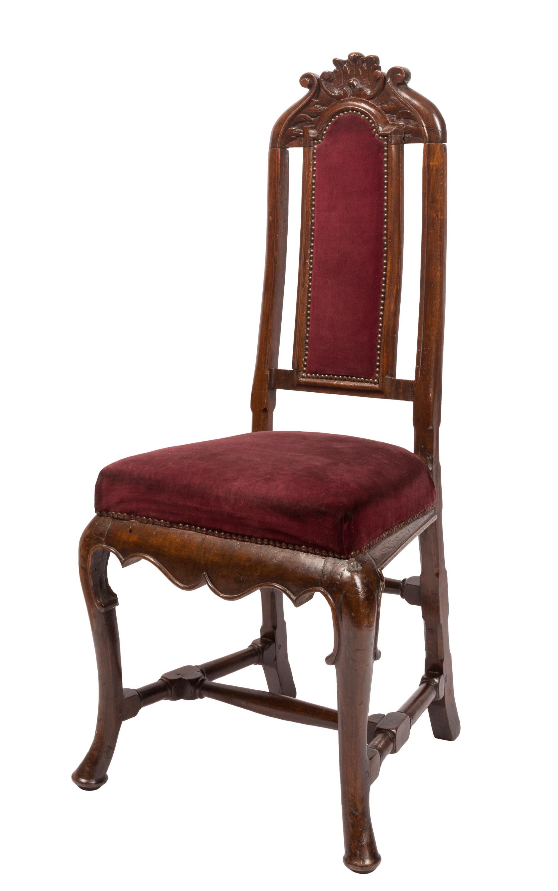 Espagnol Paire de chaises de style William & Mary / Queen Anne avec tapisserie en velours bourgogne en vente