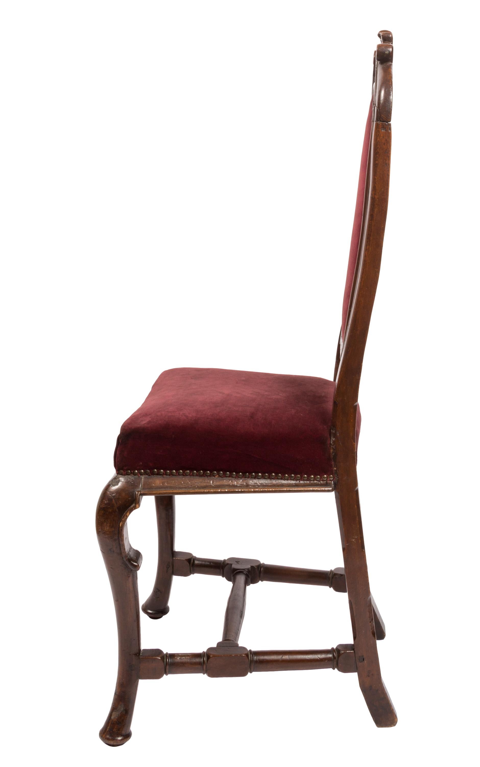 Sculpté à la main Paire de chaises de style William & Mary / Queen Anne avec tapisserie en velours bourgogne en vente