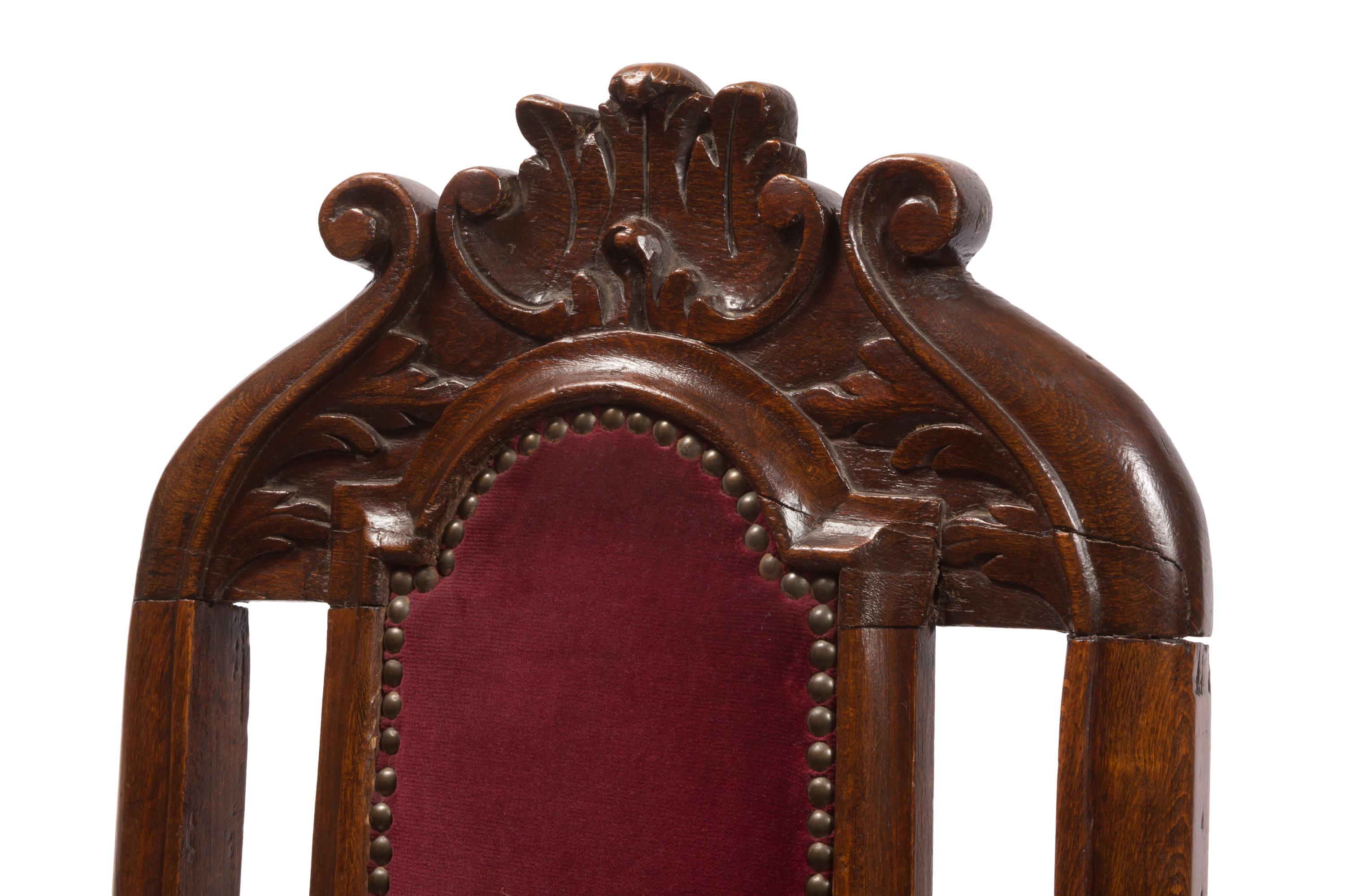 Pair of William & Mary / Queen Anne Style Chairs with Burgundy Velvet Upholstery In Good Condition For Sale In Madrid, ES