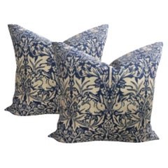 Coppia di cuscini William Morris "Brer Rabbit" in indaco e bianco sporco