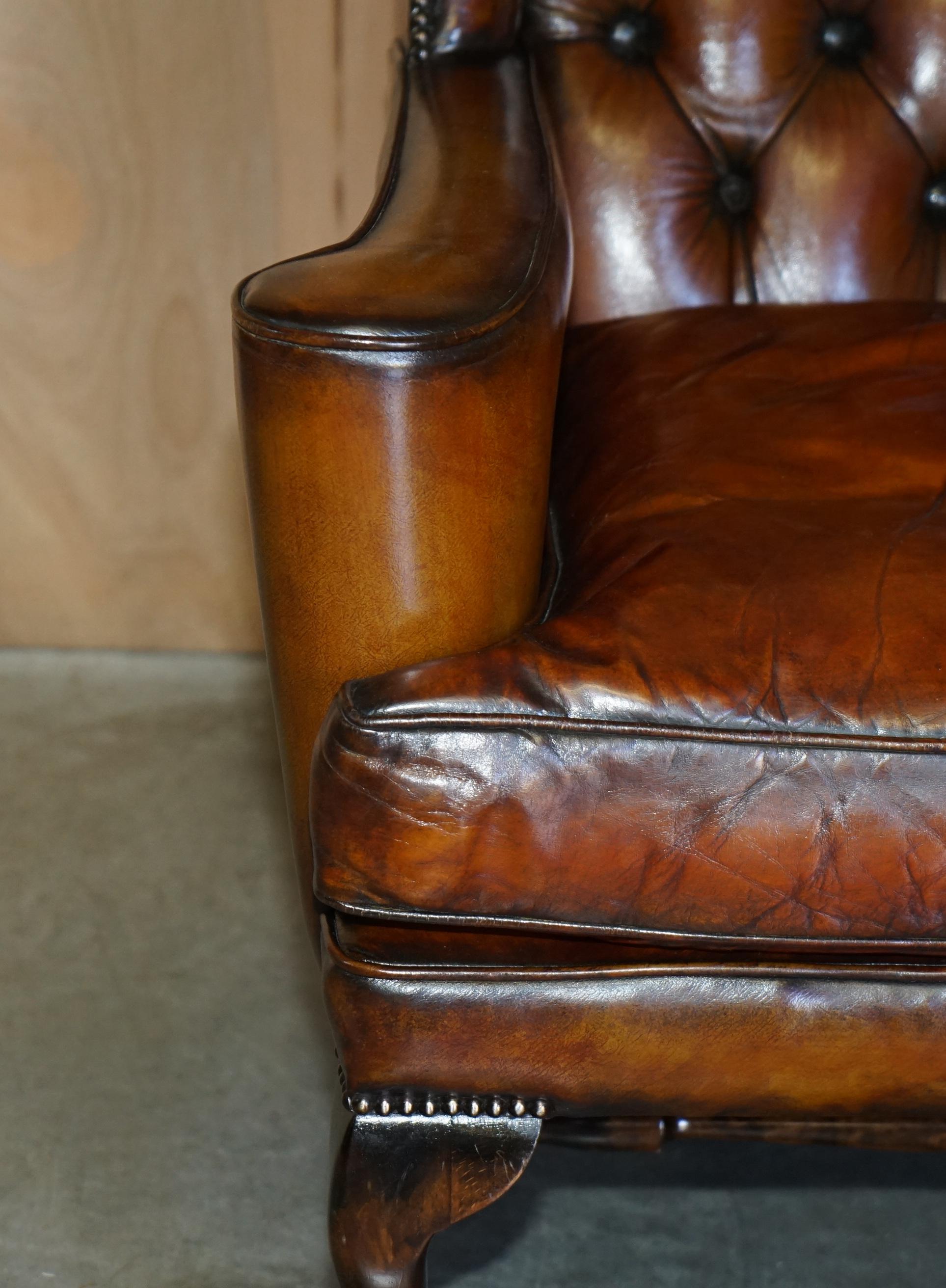 PAiR OF WILLIAM MORRIS CHESTERFIELD TUFTED WINGBACK BROWN LEATHER ARMCHAIRS im Angebot 2
