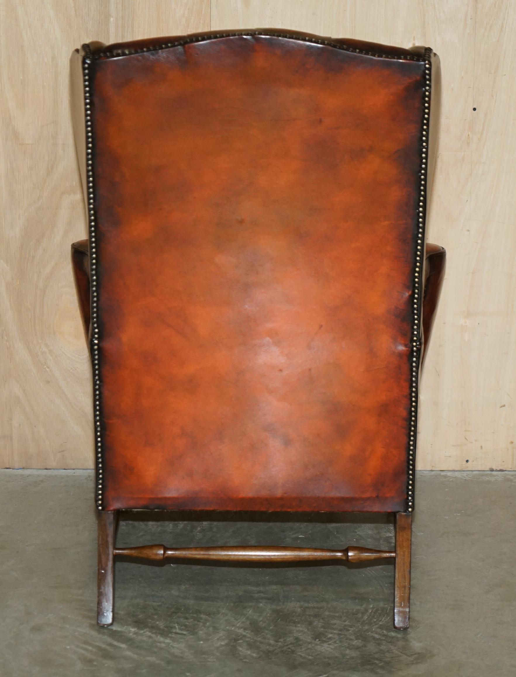 PAIR OF WILLIAM MORRIS CHESTERFIELD TUFTED WiNGBACK BROWN LEATHER ARMCHAIRS 3