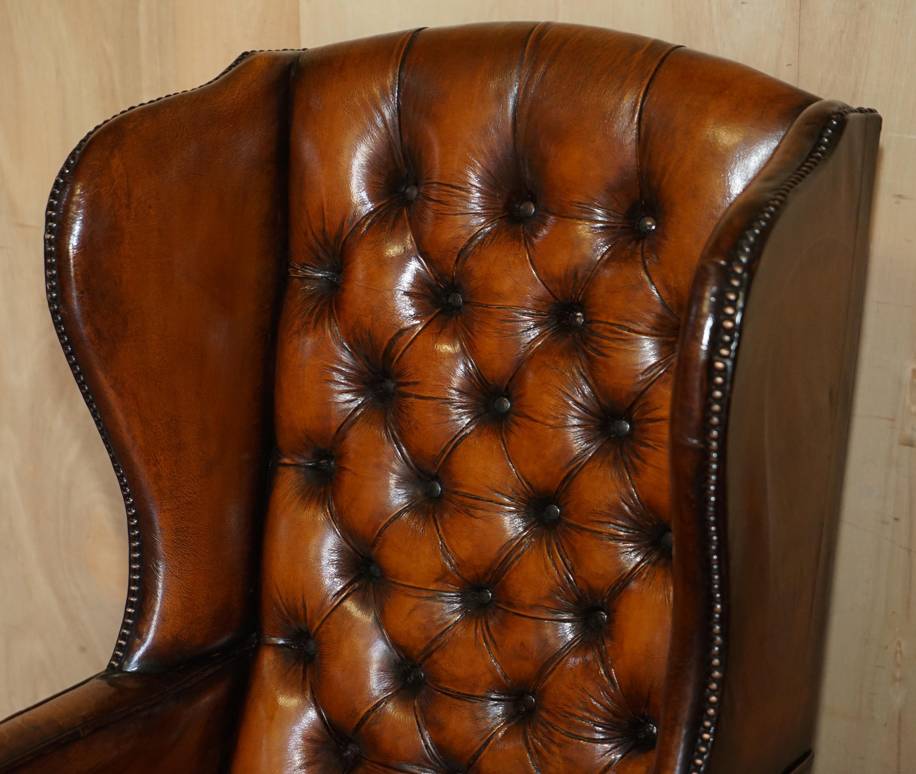 PAiR OF WILLIAM MORRIS CHESTERFIELD TUFTED WINGBACK BROWN LEATHER ARMCHAIRS im Angebot 9