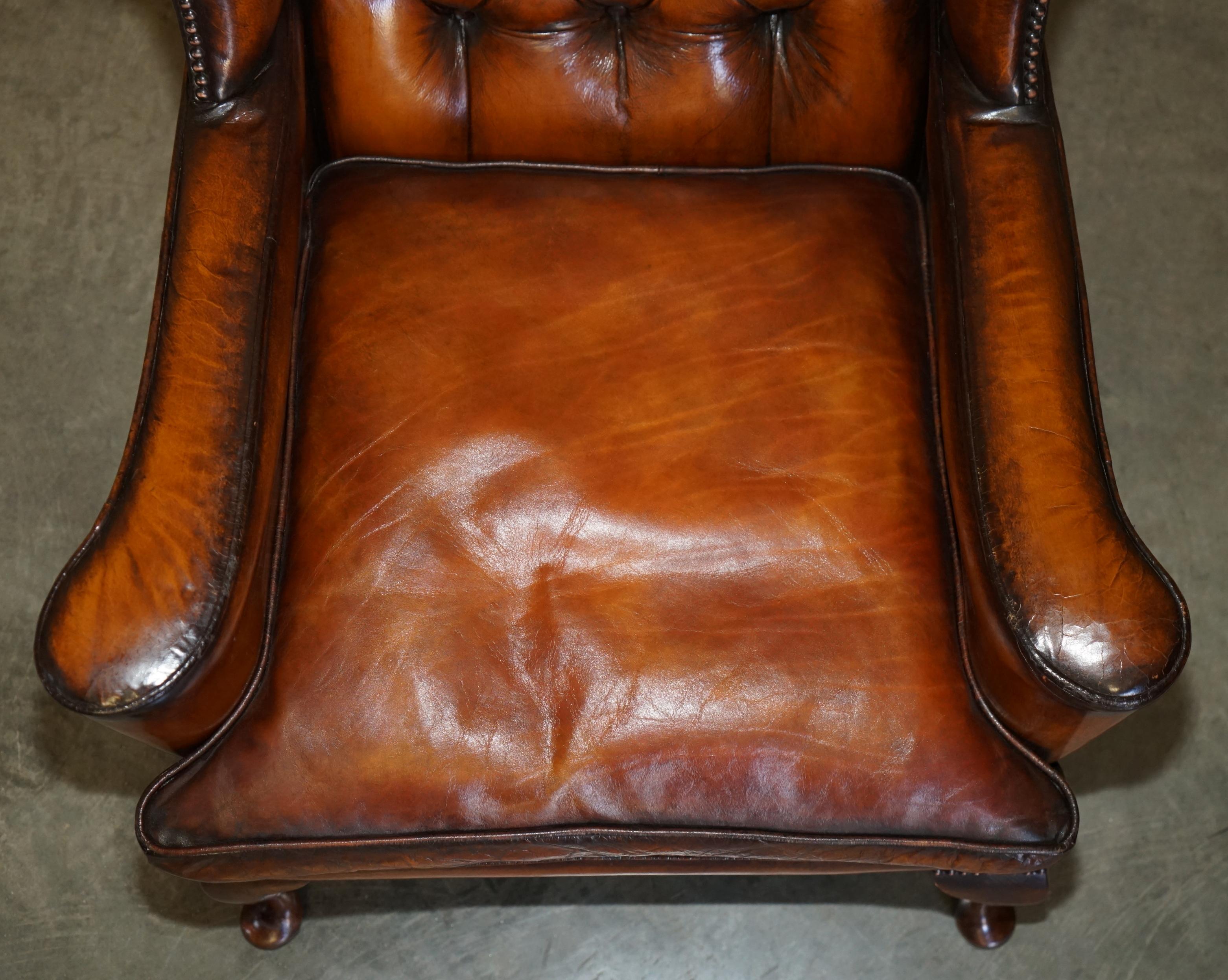 PAiR OF WILLIAM MORRIS CHESTERFIELD TUFTED WINGBACK BROWN LEATHER ARMCHAIRS im Angebot 10