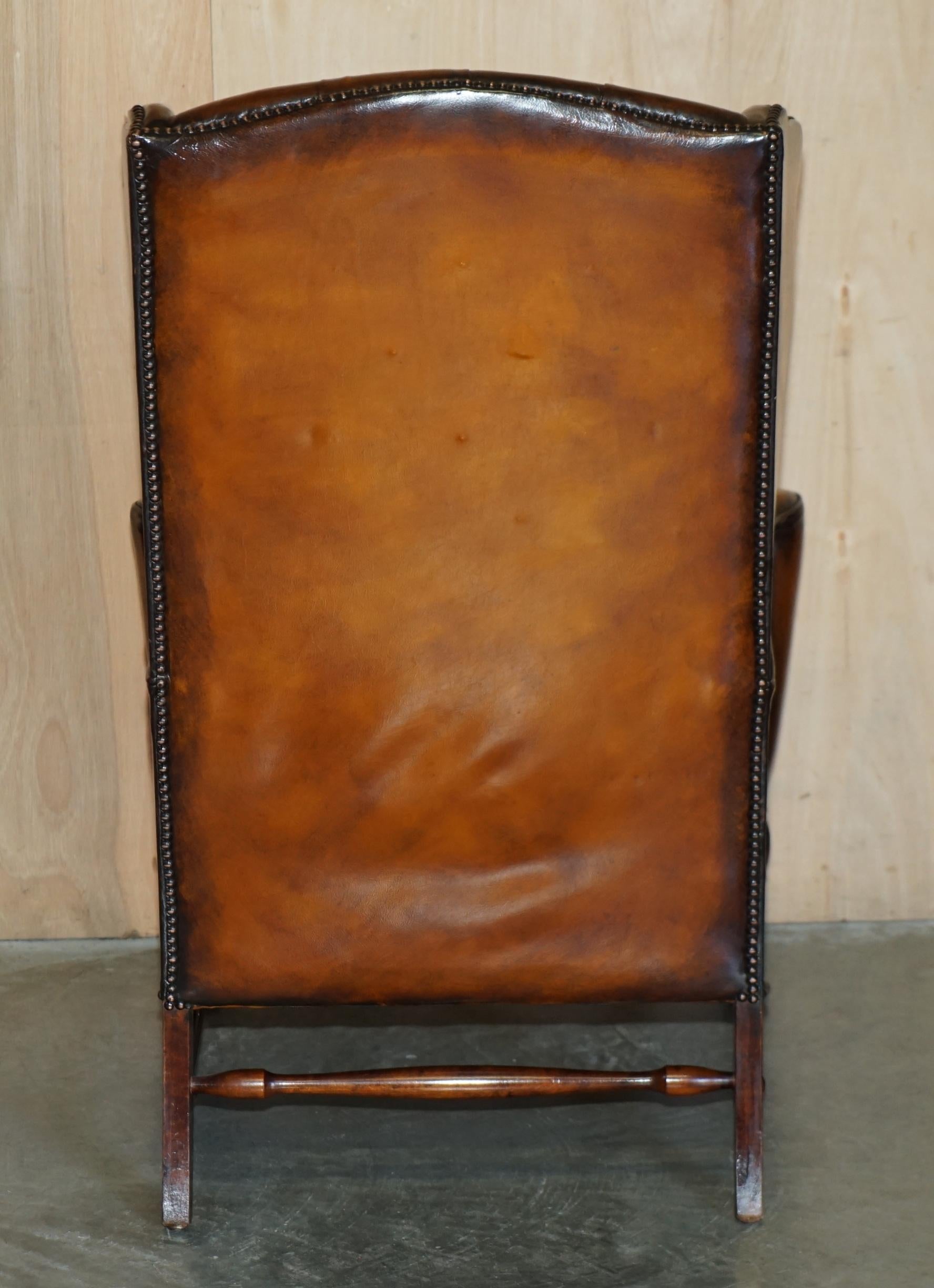 PAiR OF WILLIAM MORRIS CHESTERFIELD TUFTED WINGBACK BROWN LEATHER ARMCHAIRS im Angebot 11