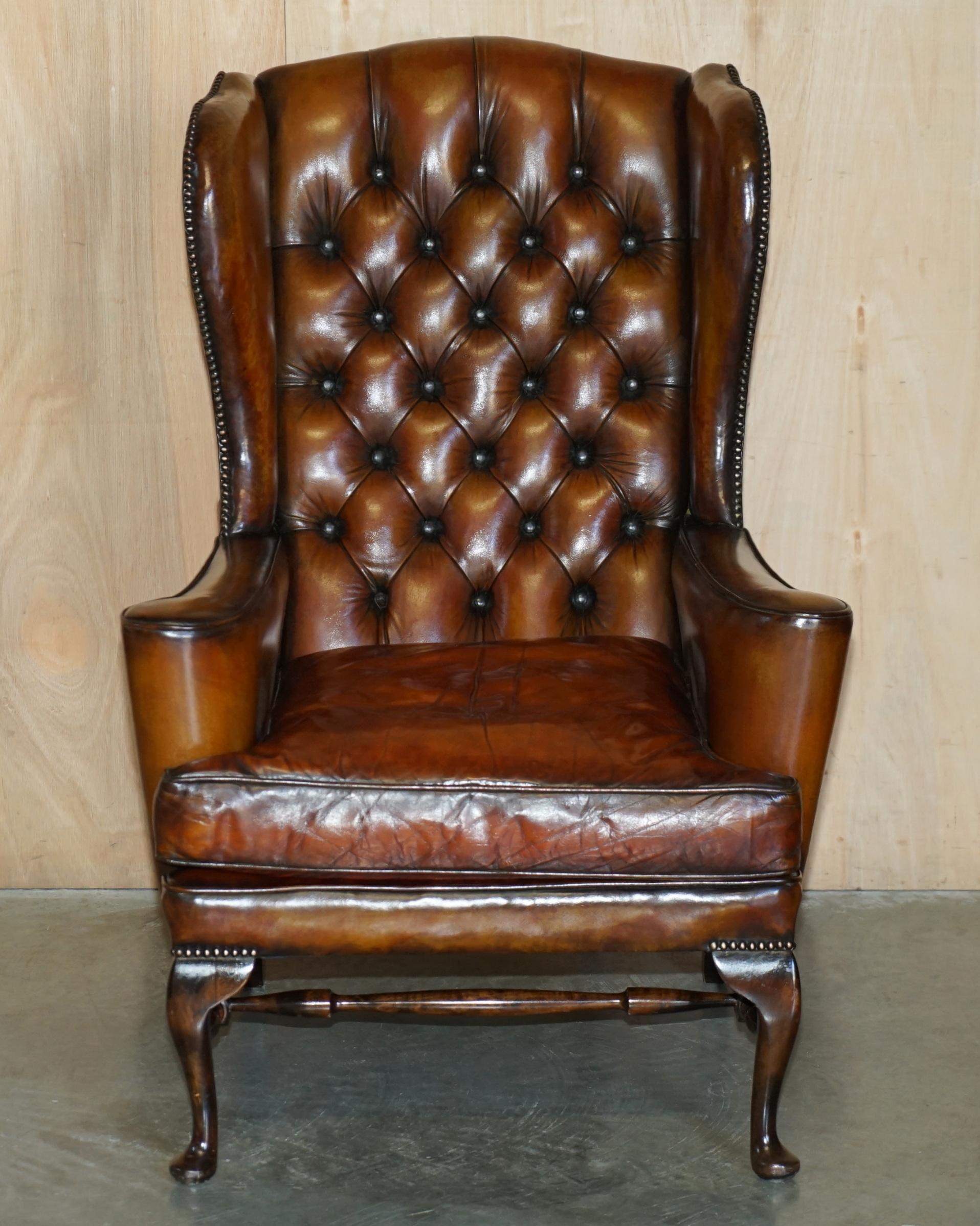 PAiR OF WILLIAM MORRIS CHESTERFIELD TUFTED WINGBACK BROWN LEATHER ARMCHAIRS (Regency) im Angebot