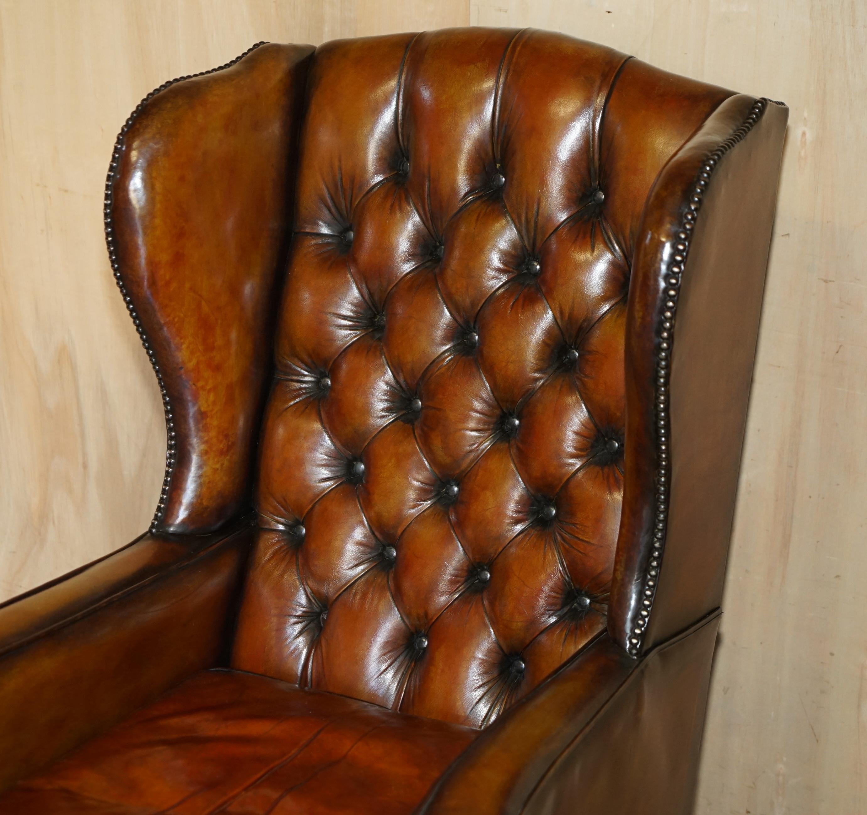 PAiR OF WILLIAM MORRIS CHESTERFIELD TUFTED WINGBACK BROWN LEATHER ARMCHAIRS (Englisch) im Angebot