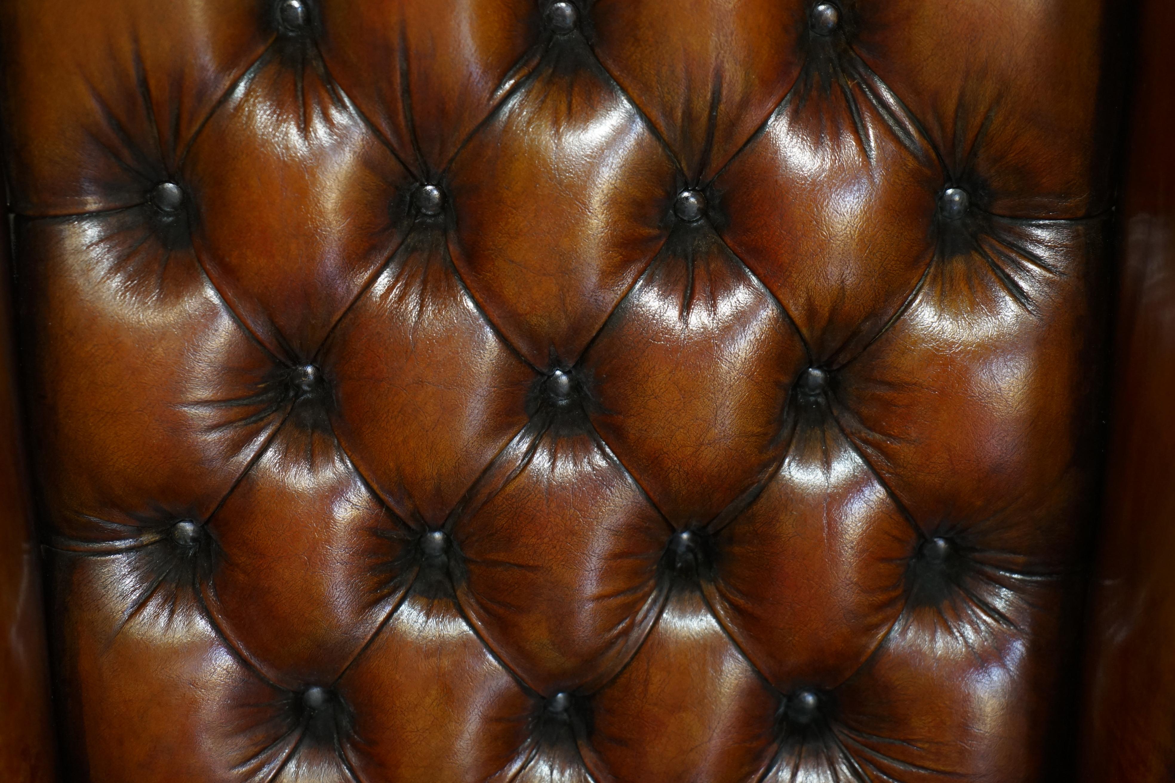 PAiR OF WILLIAM MORRIS CHESTERFIELD TUFTED WINGBACK BROWN LEATHER ARMCHAIRS (Handgefertigt) im Angebot