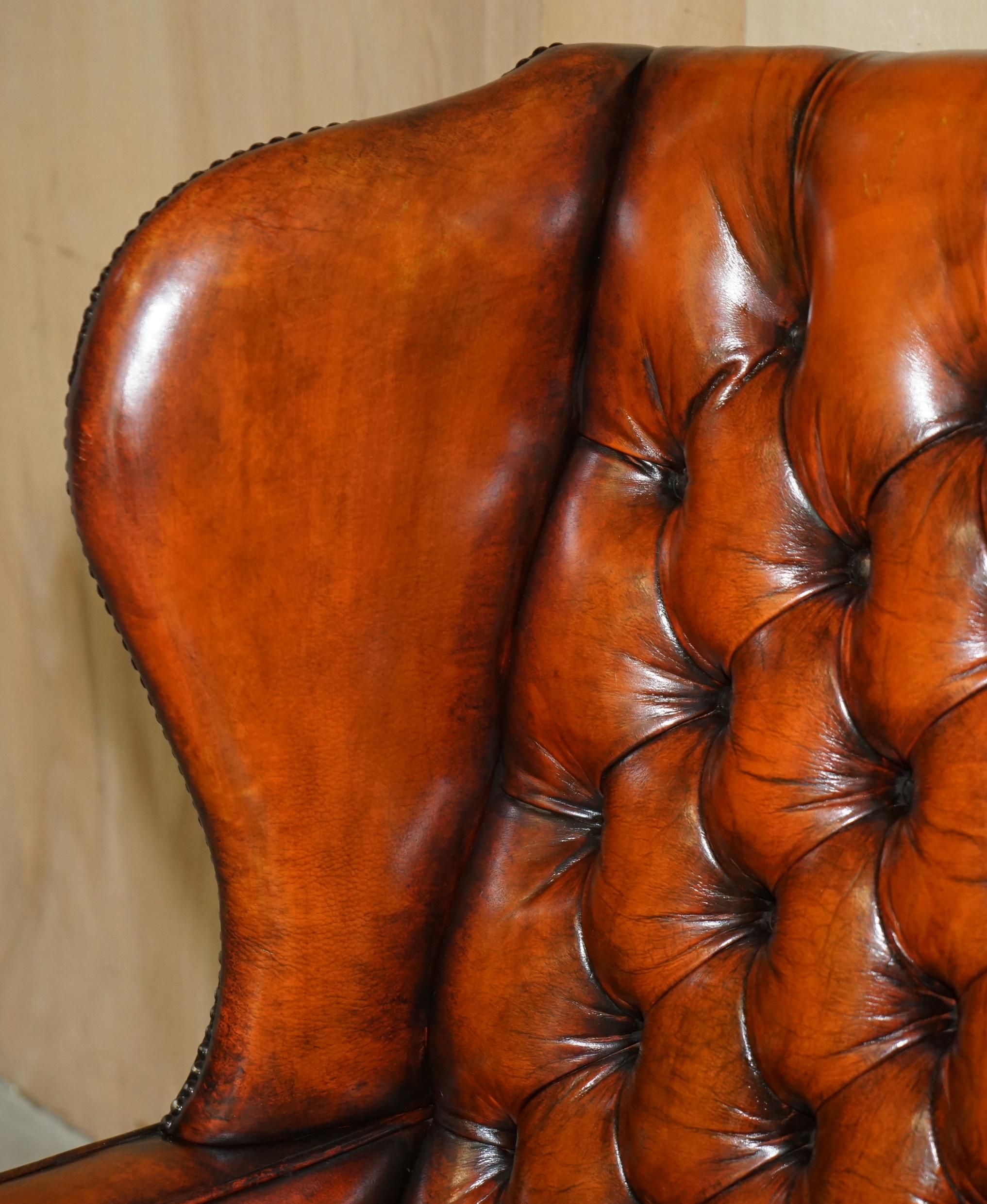 PAIR OF WILLIAM MORRIS CHESTERFIELD TUFTED WiNGBACK BROWN LEATHER ARMCHAIRS In Good Condition In West Sussex, Pulborough