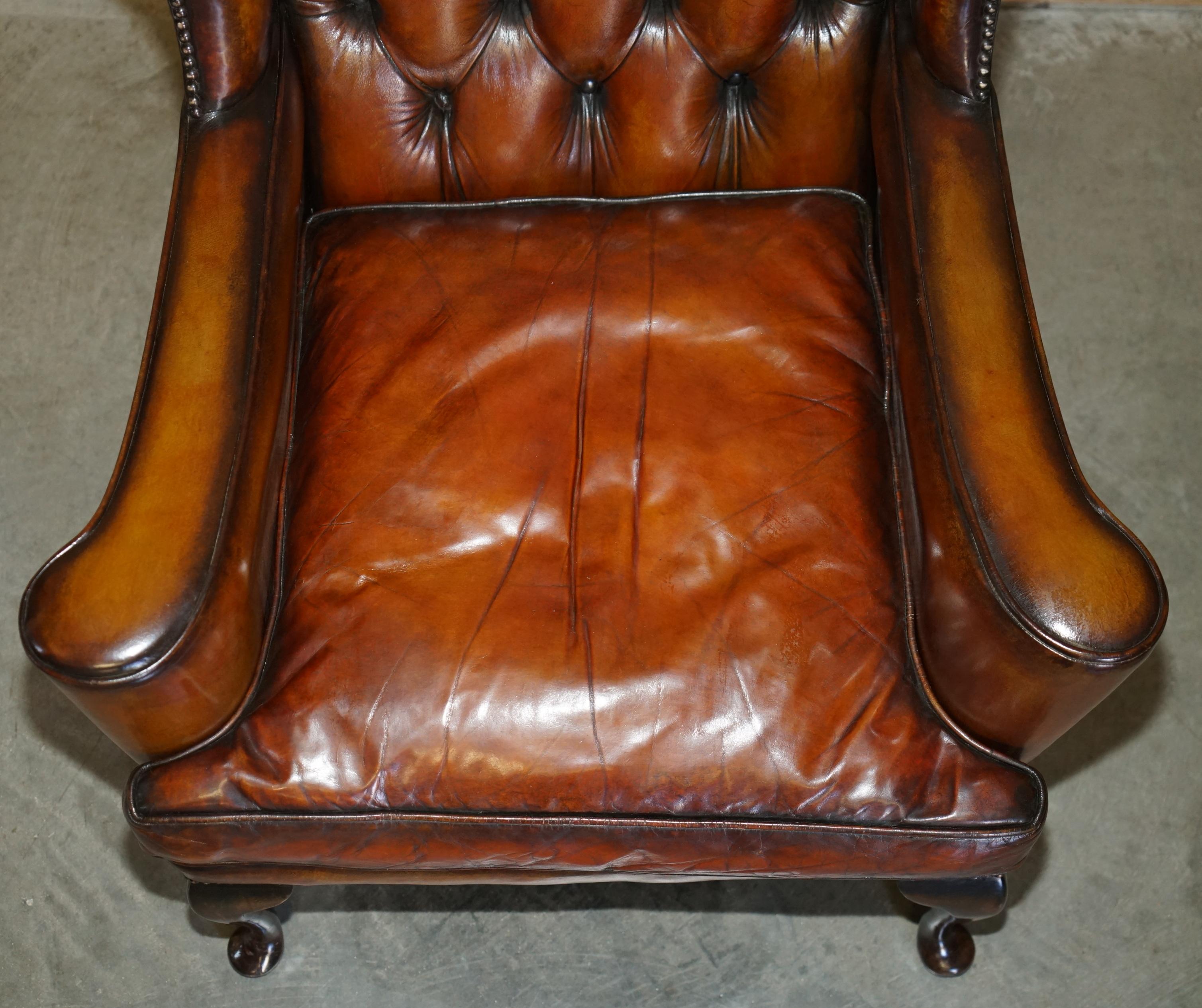 PAiR OF WILLIAM MORRIS CHESTERFIELD TUFTED WINGBACK BROWN LEATHER ARMCHAIRS (20. Jahrhundert) im Angebot