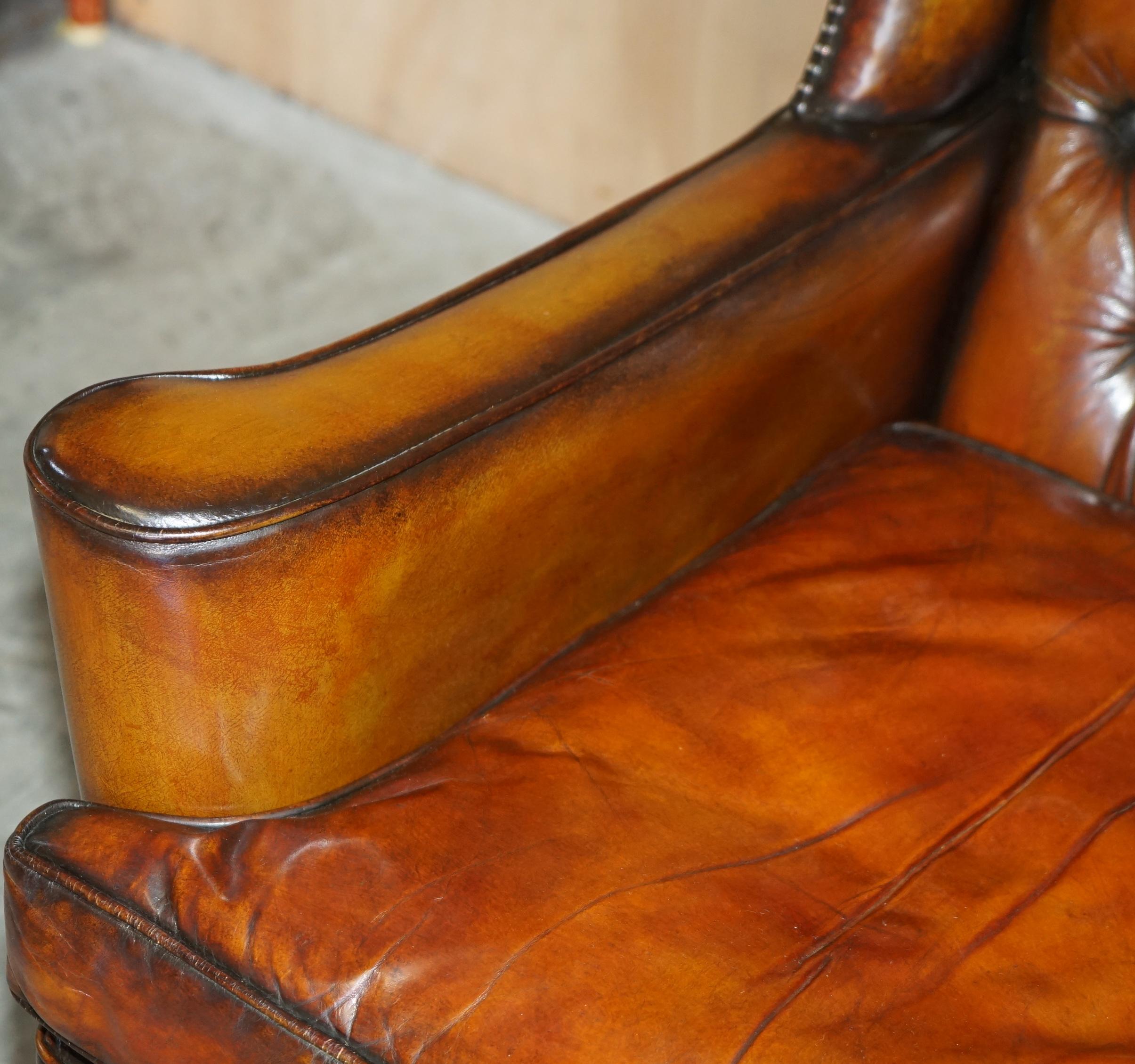 PAiR OF WILLIAM MORRIS CHESTERFIELD TUFTED WINGBACK BROWN LEATHER ARMCHAIRS (Leder) im Angebot