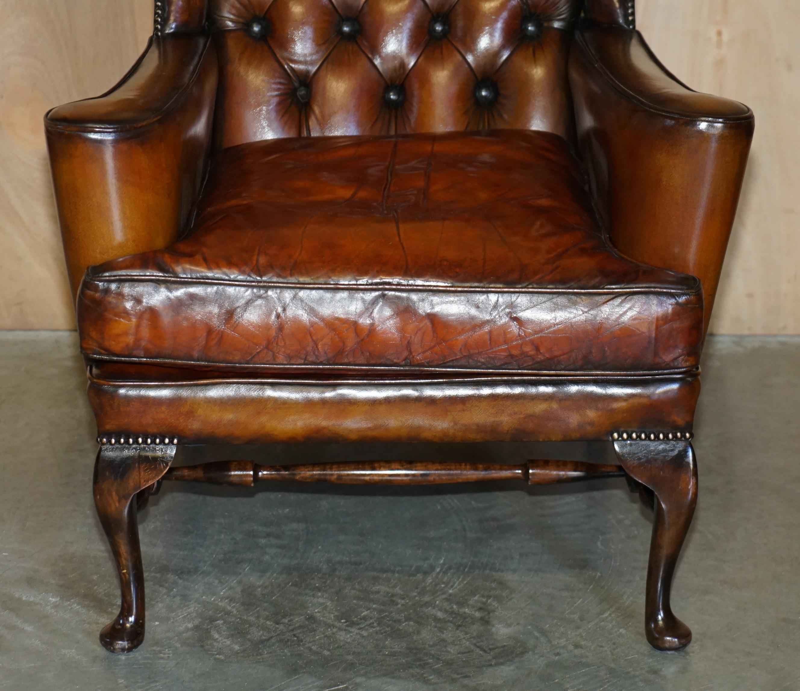 PAiR OF WILLIAM MORRIS CHESTERFIELD TUFTED WINGBACK BROWN LEATHER ARMCHAIRS im Angebot 1