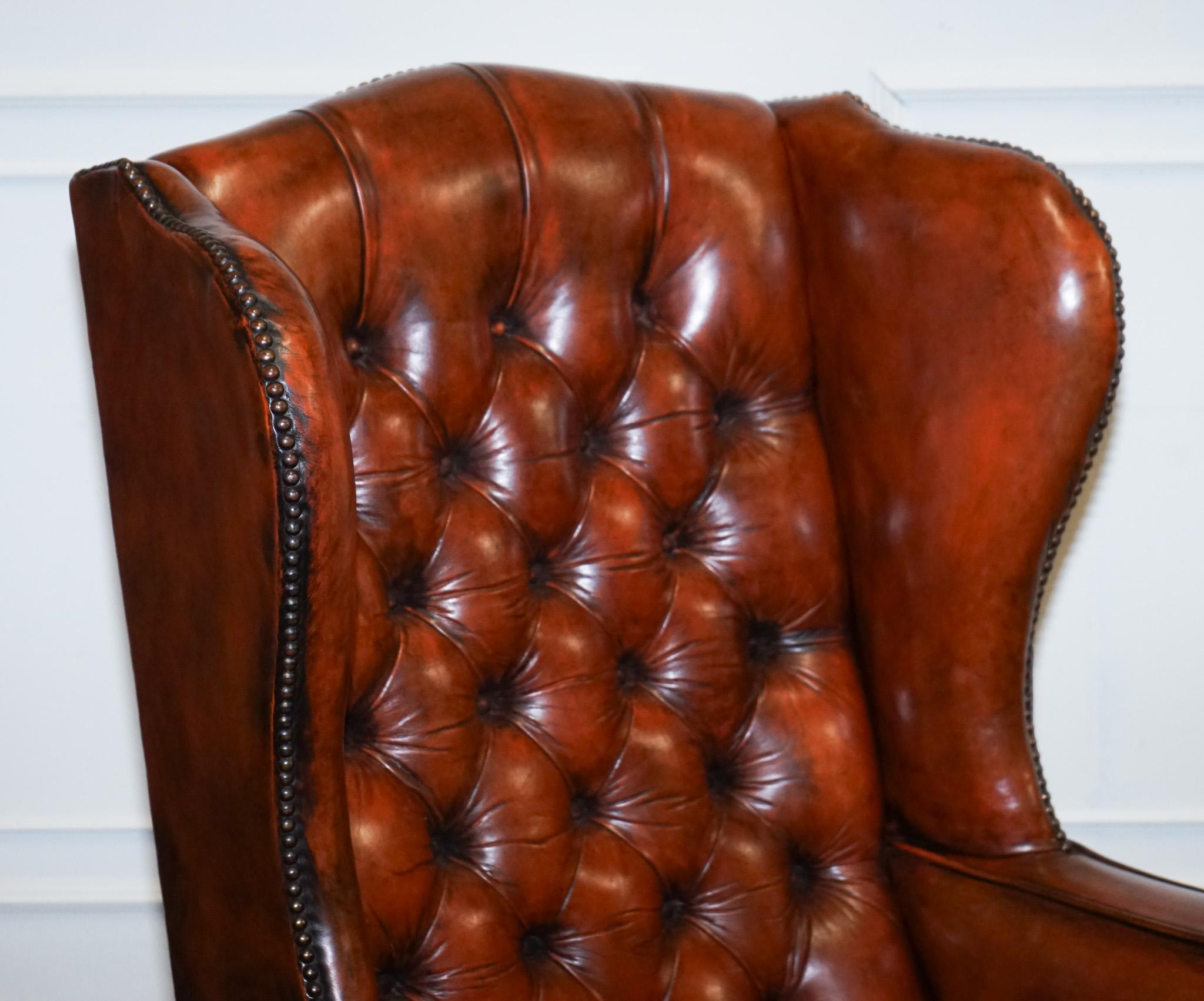 PAR DE BRAZOS WILLIAM MORRIS FLAT ARM CHESTERFIELD WINGBACK BORDEAUX Hecho a mano en venta