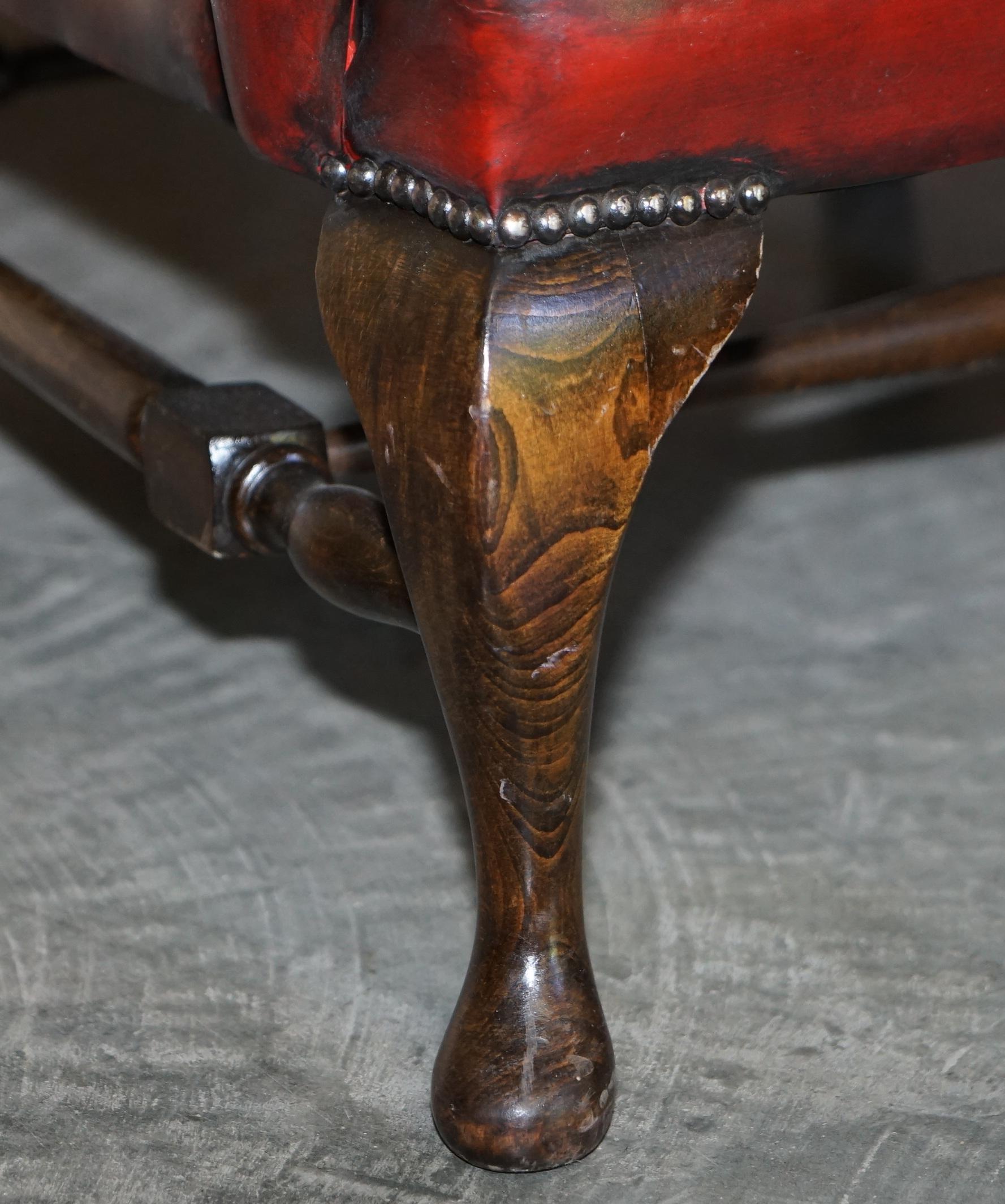 Paire de fauteuils William Morris à bras plats en cuir bordeaux Chesterfield Wingback en vente 3