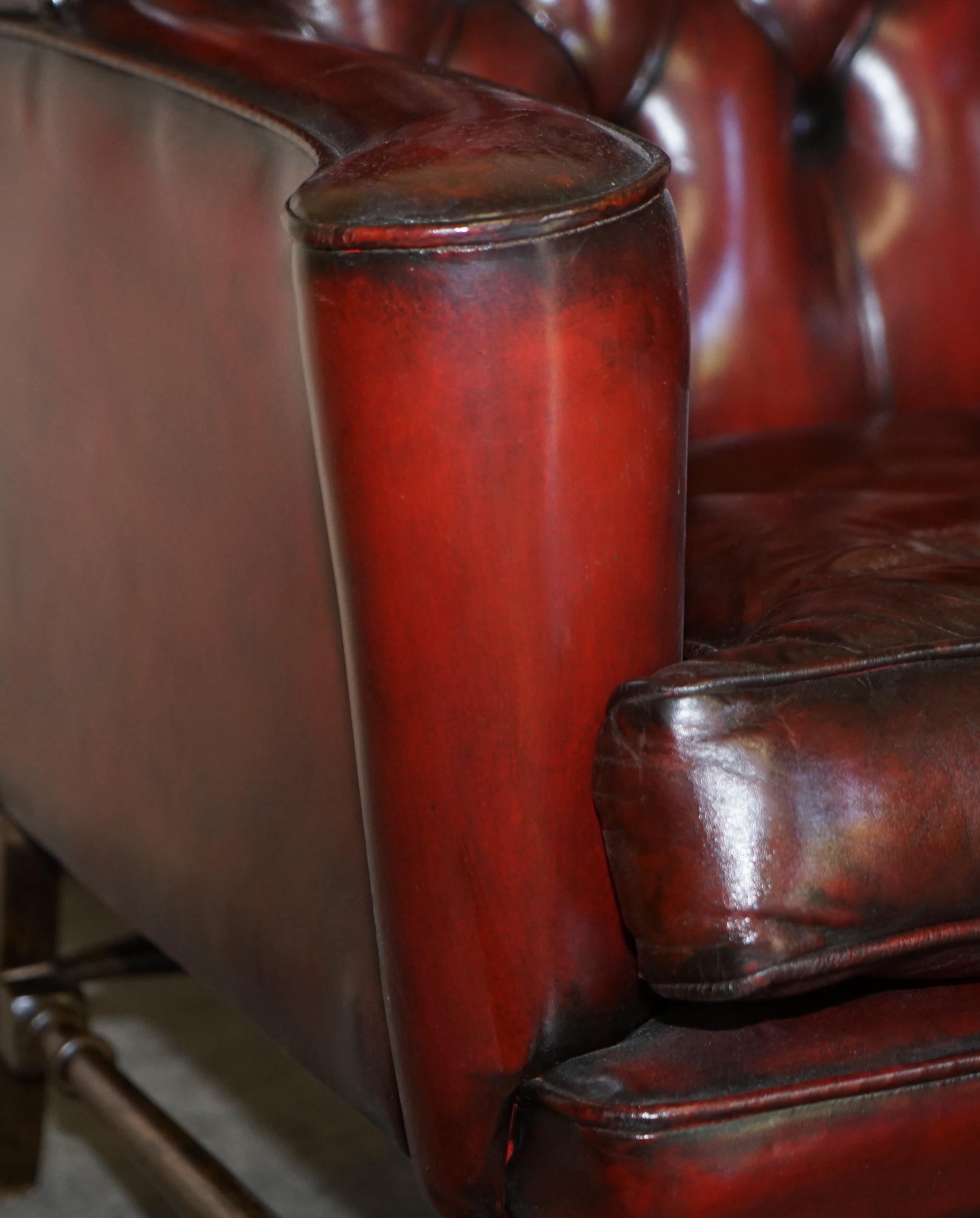 Paire de fauteuils William Morris à bras plats en cuir bordeaux Chesterfield Wingback en vente 4
