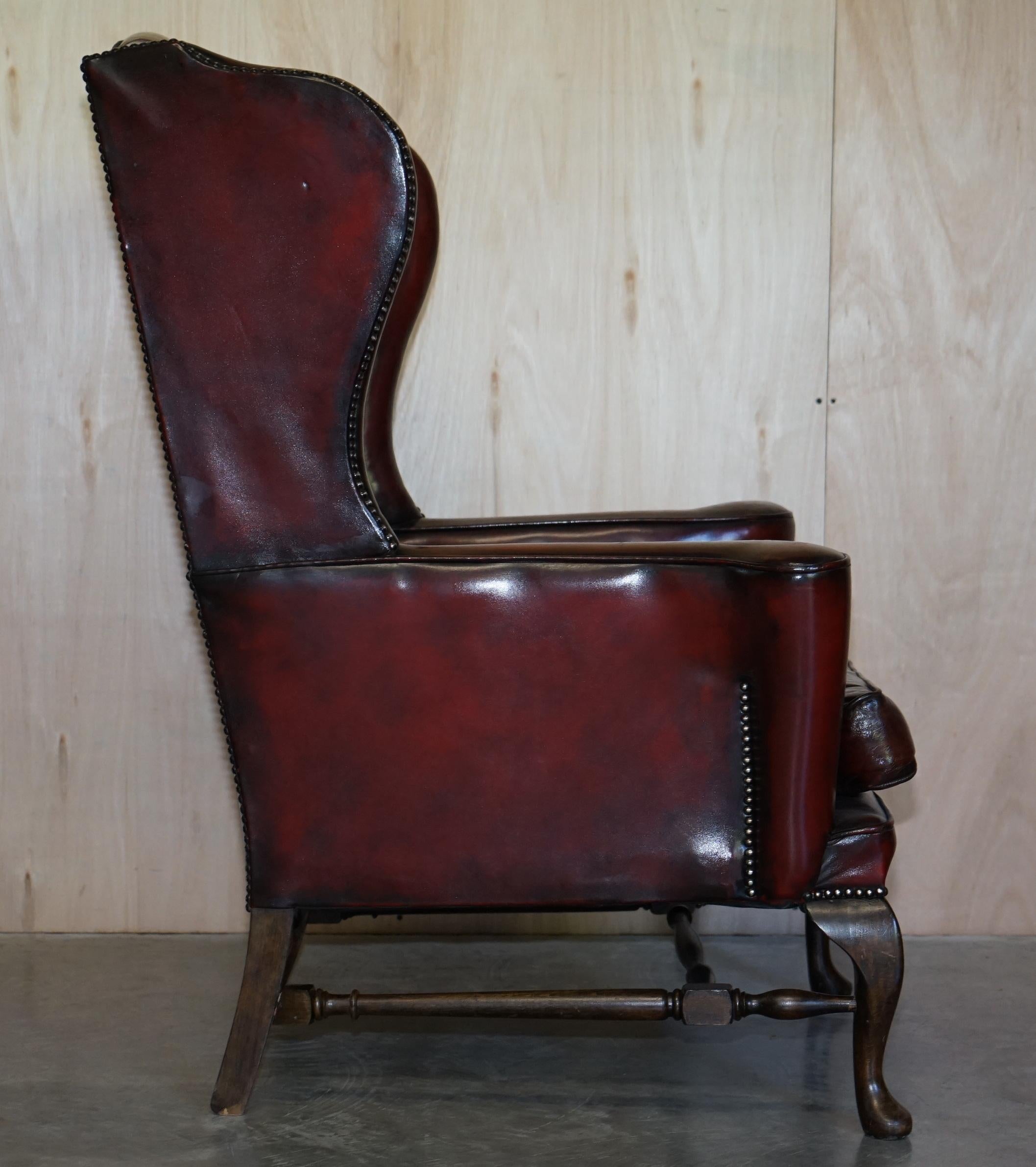 Paire de fauteuils William Morris à bras plats en cuir bordeaux Chesterfield Wingback en vente 5