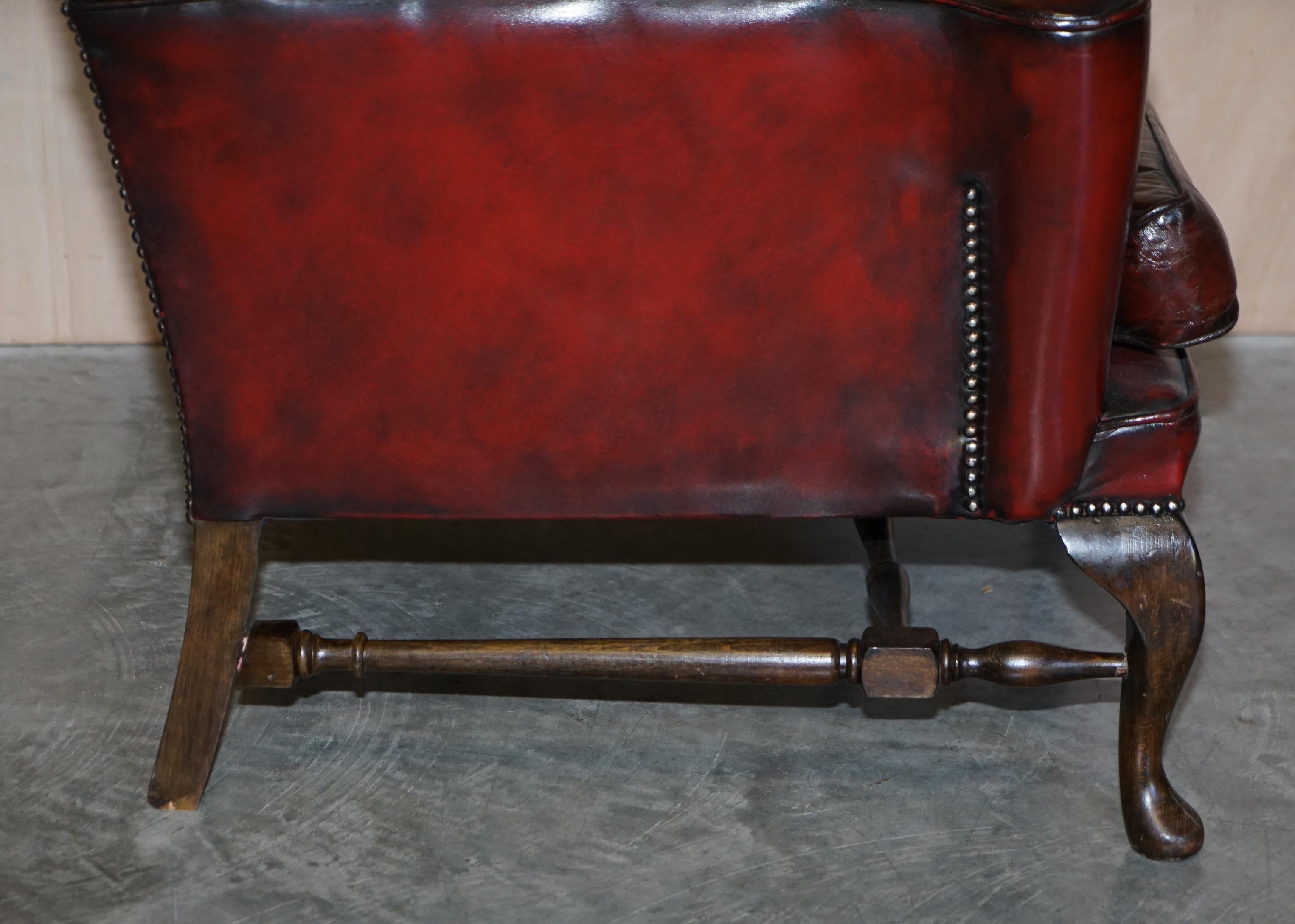 Paire de fauteuils William Morris à bras plats en cuir bordeaux Chesterfield Wingback en vente 6