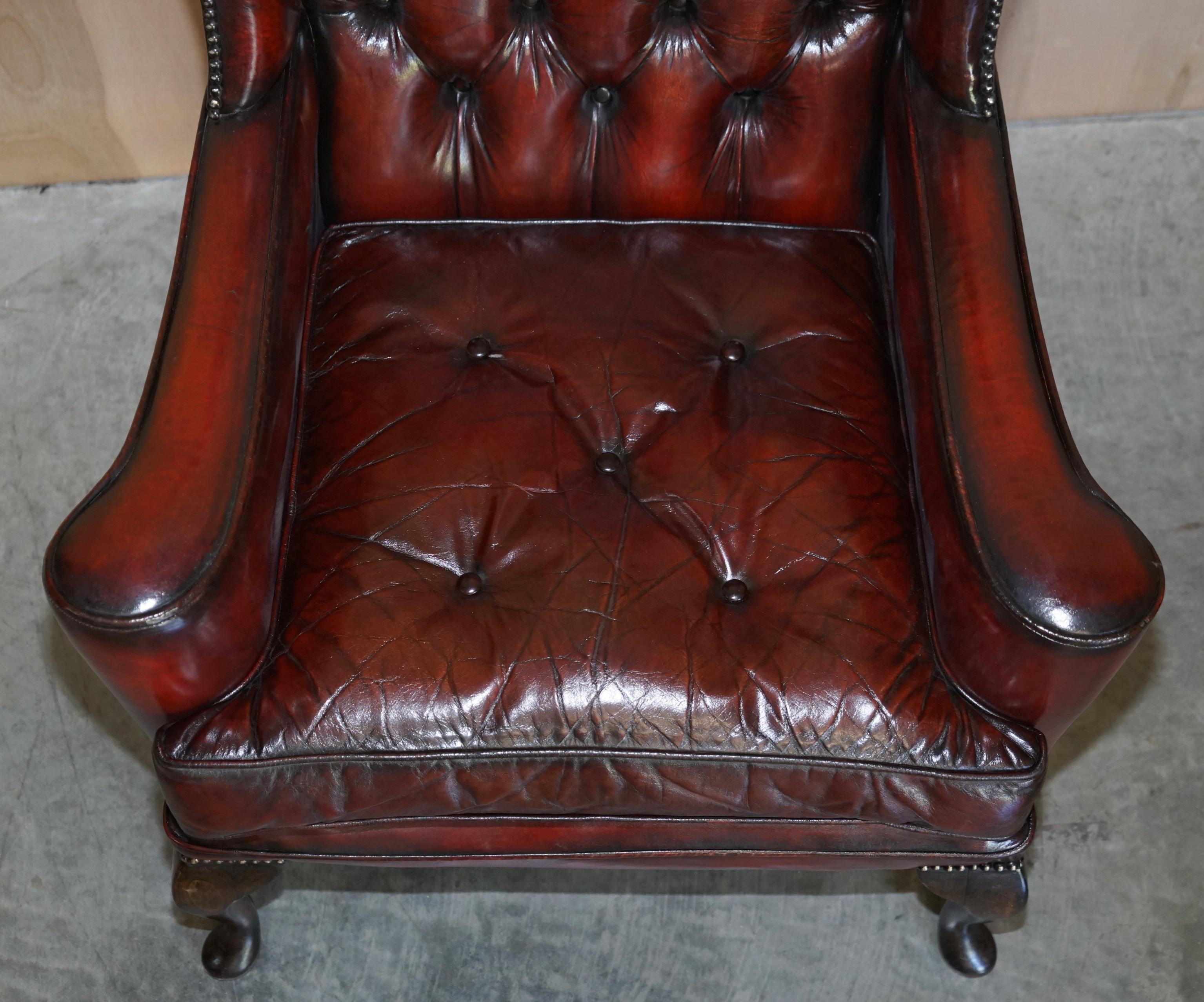 Coppia di poltrone William Morris a braccio piatto Chesterfield Wingback in pelle Bordeaux in vendita 11