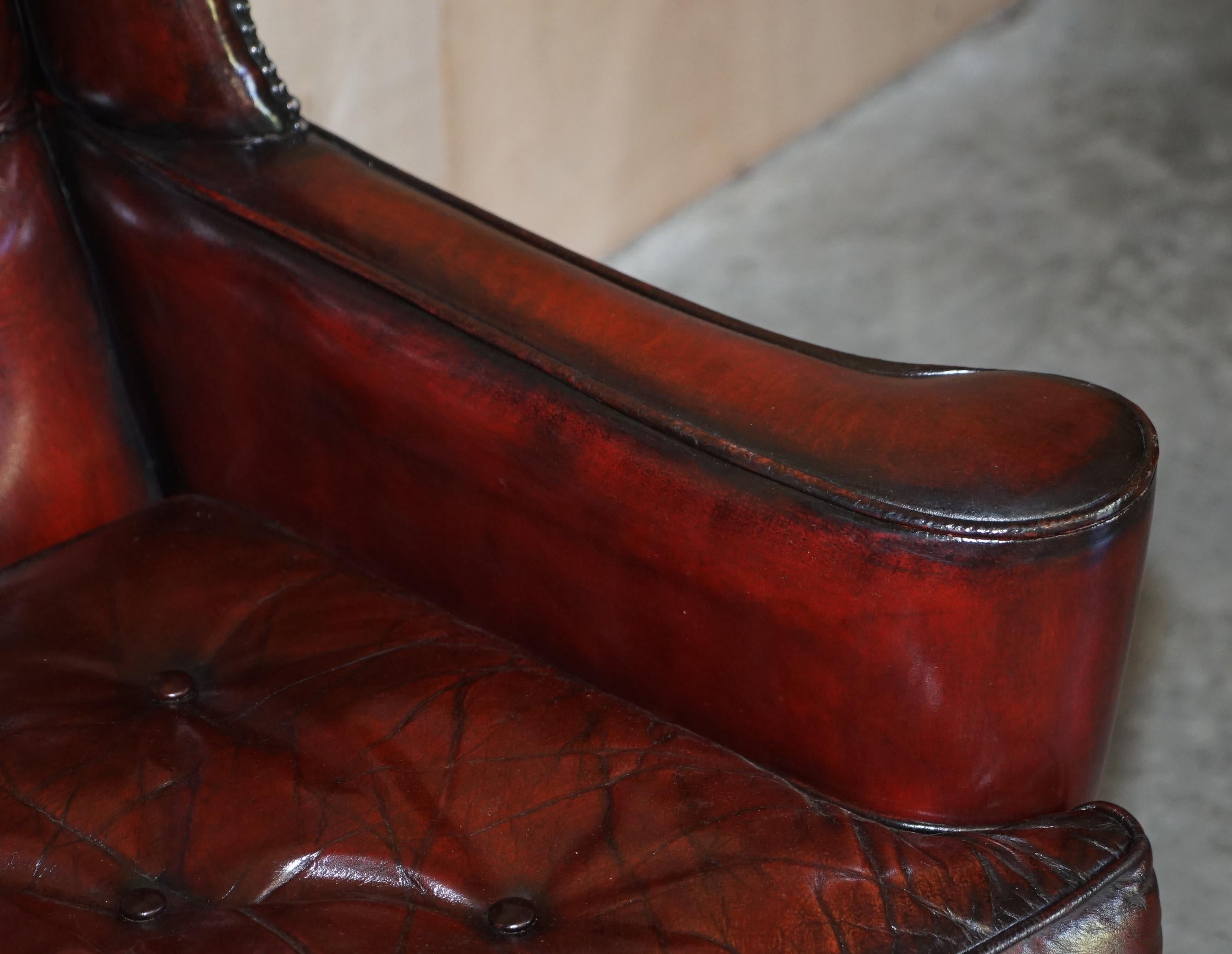 Coppia di poltrone William Morris a braccio piatto Chesterfield Wingback in pelle Bordeaux in vendita 12