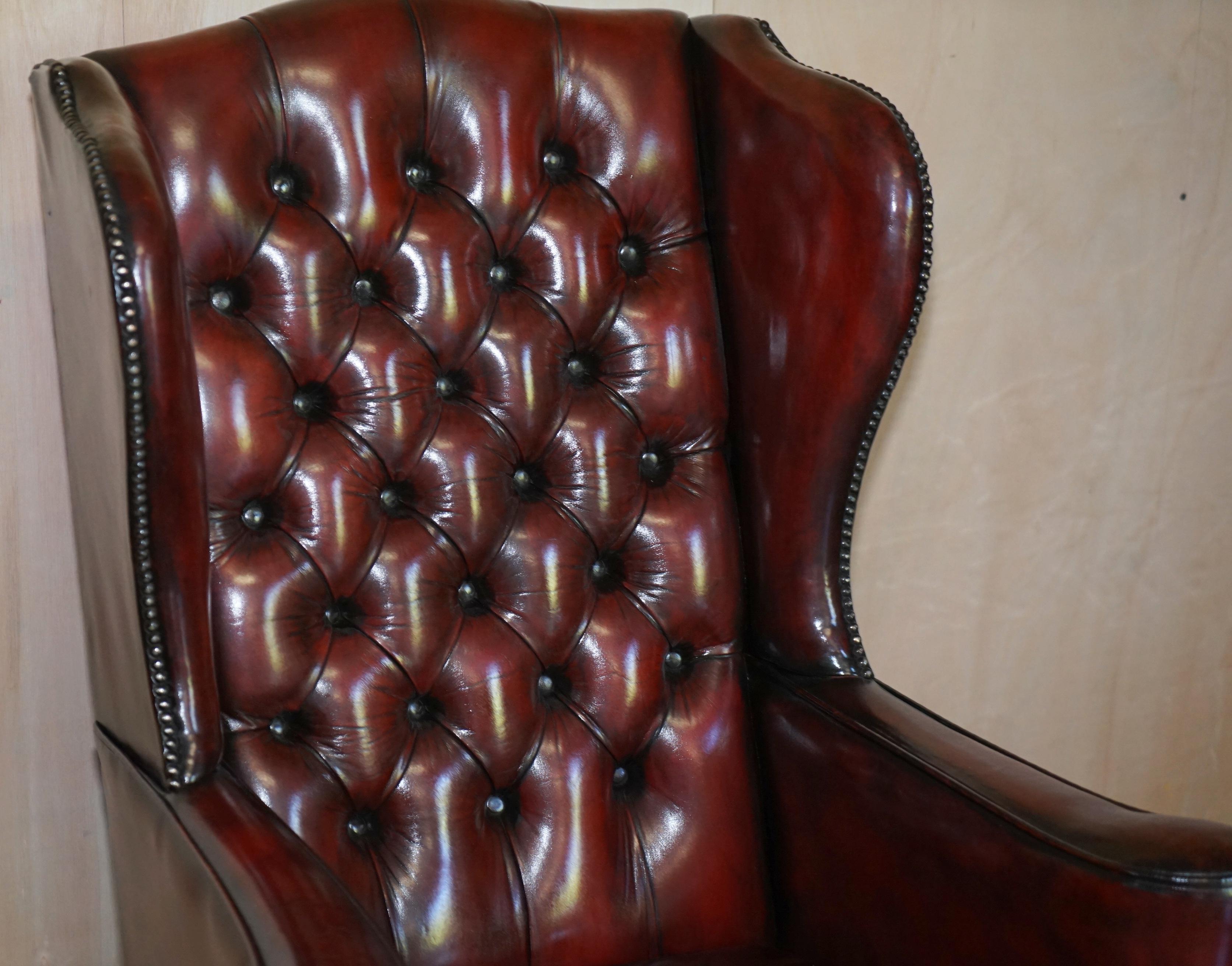Georgien Paire de fauteuils William Morris à bras plats en cuir bordeaux Chesterfield Wingback en vente