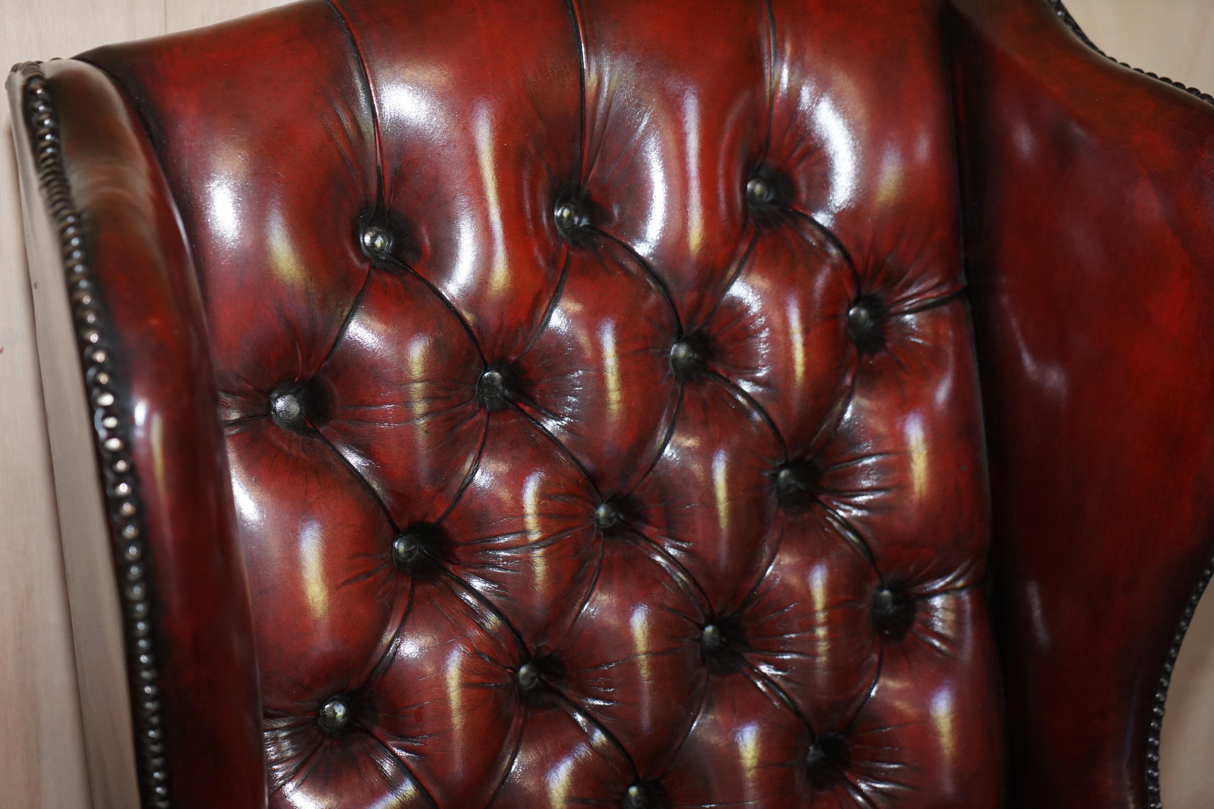 Anglais Paire de fauteuils William Morris à bras plats en cuir bordeaux Chesterfield Wingback en vente