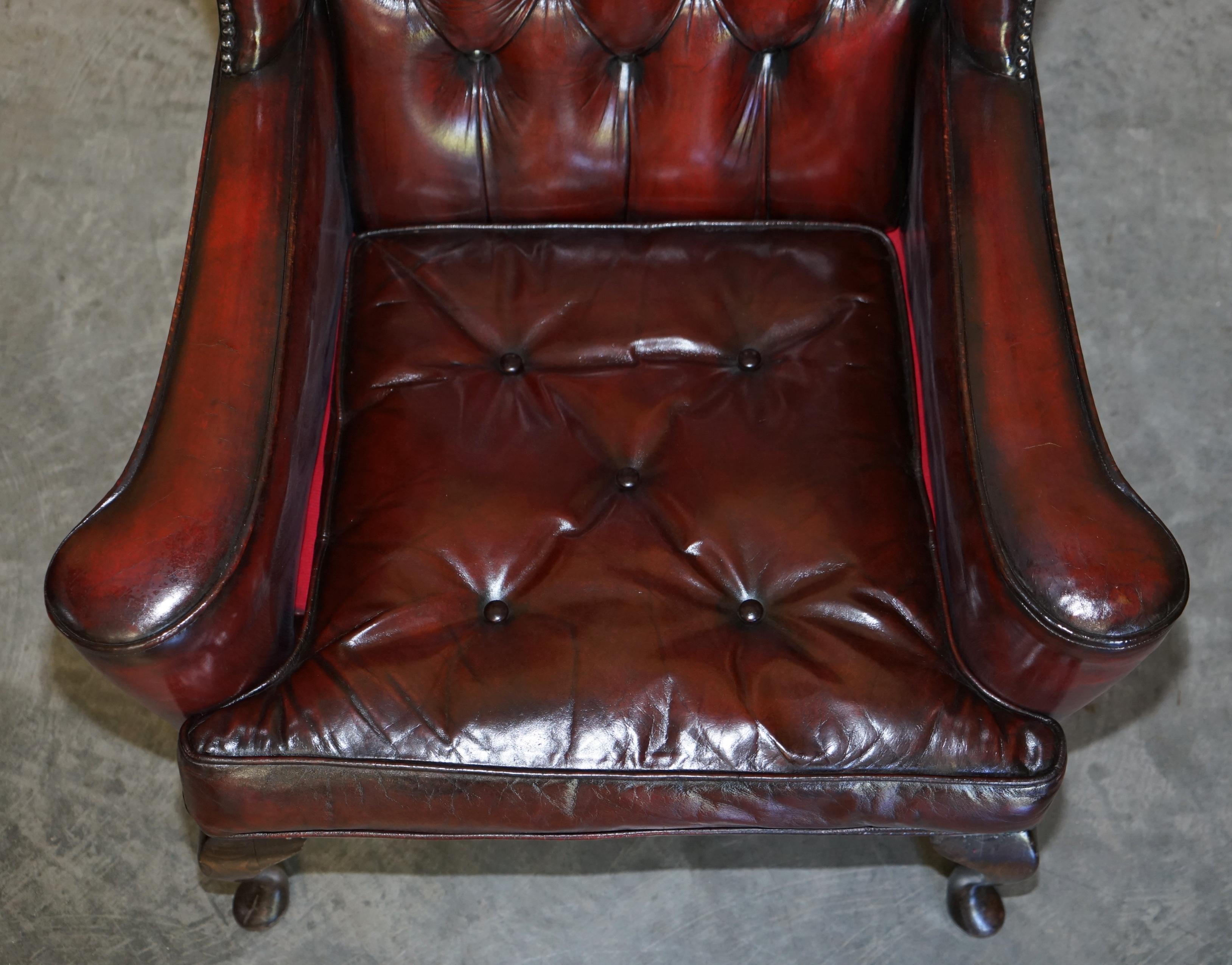 20ième siècle Paire de fauteuils William Morris à bras plats en cuir bordeaux Chesterfield Wingback en vente