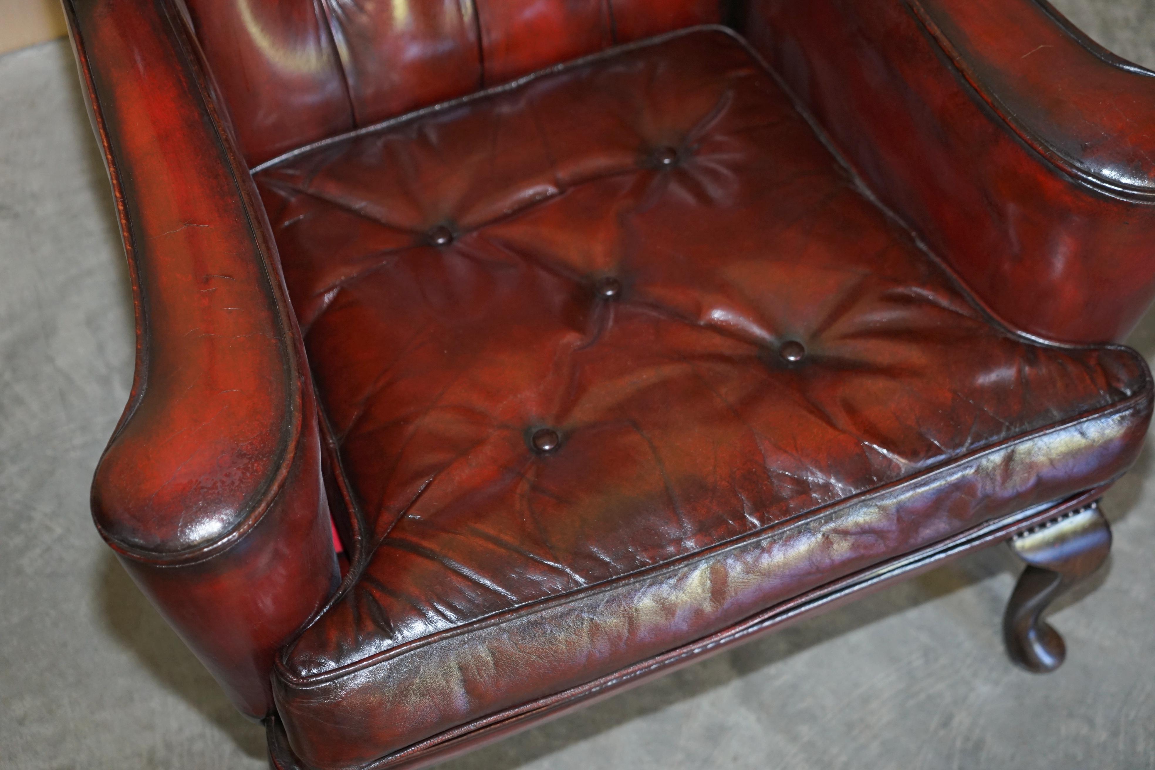 Cuir Paire de fauteuils William Morris à bras plats en cuir bordeaux Chesterfield Wingback en vente