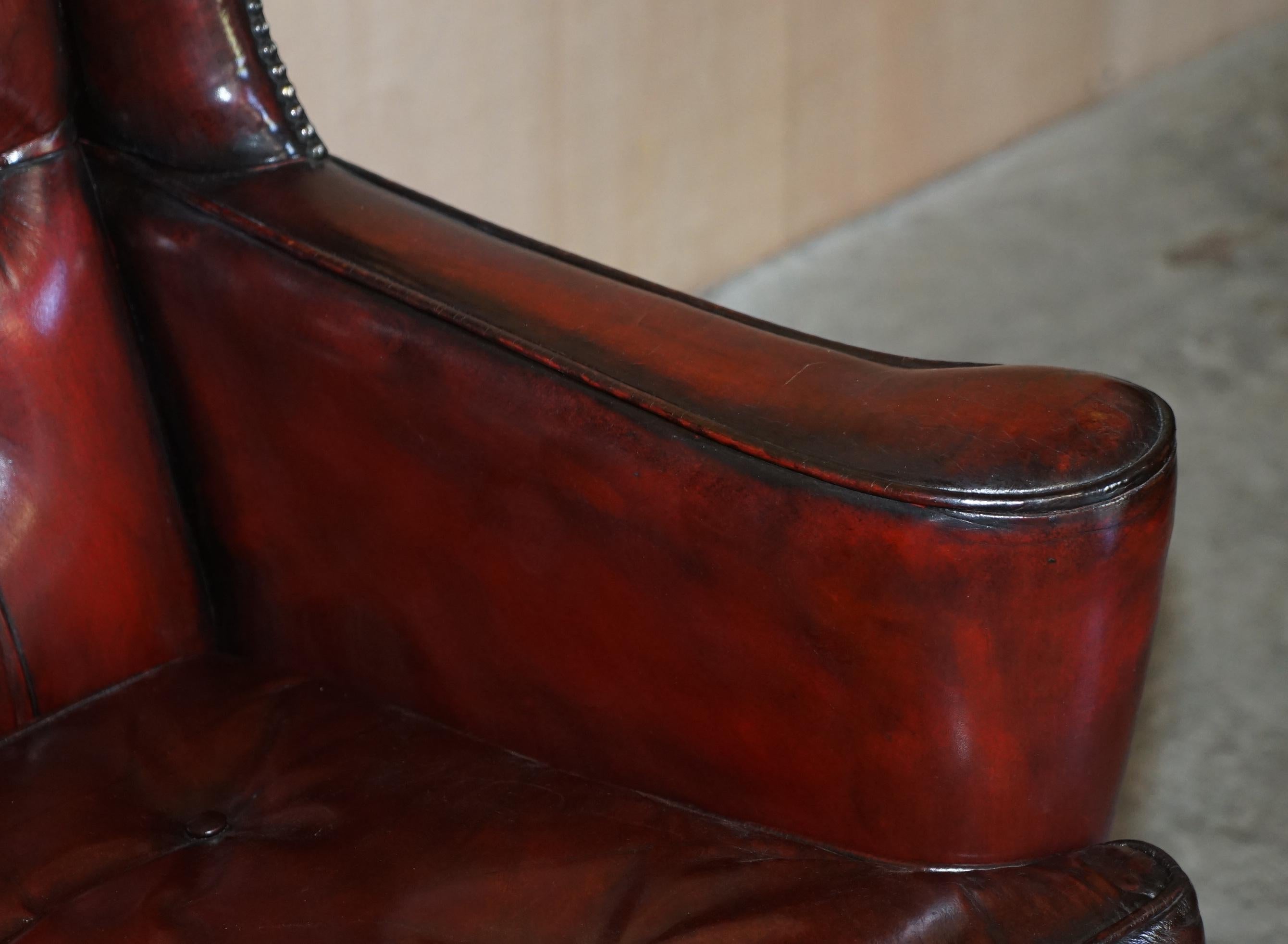 Paire de fauteuils William Morris à bras plats en cuir bordeaux Chesterfield Wingback en vente 1