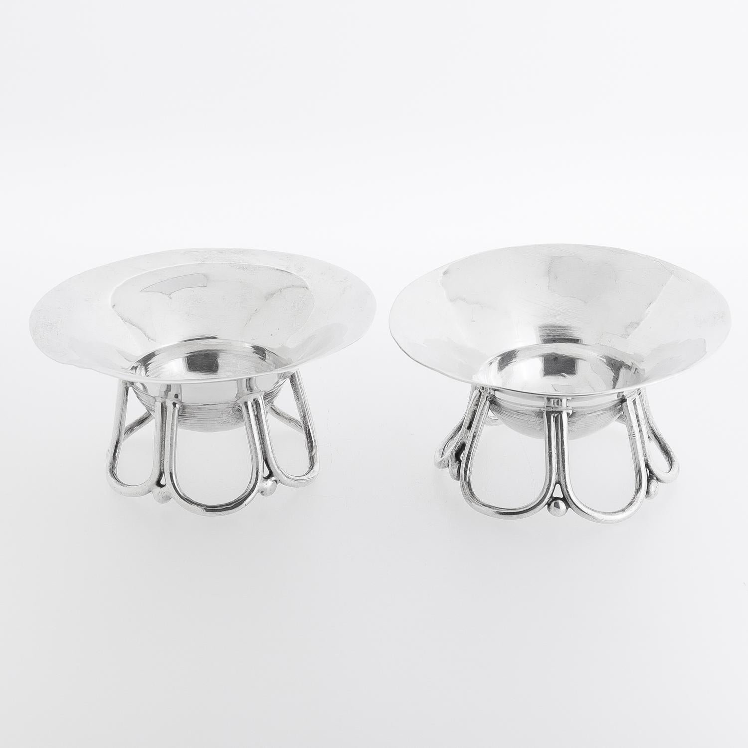Ein feines Paar mexikanischer Meistersalze.

Von William Spratling.

Aus Sterlingsilber.

Mit handgehämmerten Markierungen am Boden der Schalen, die auf Sockelfüßen mit Kugelschlaufe stehen.

Vollständig auf den Sockeln markiert.

(Perfekt für den