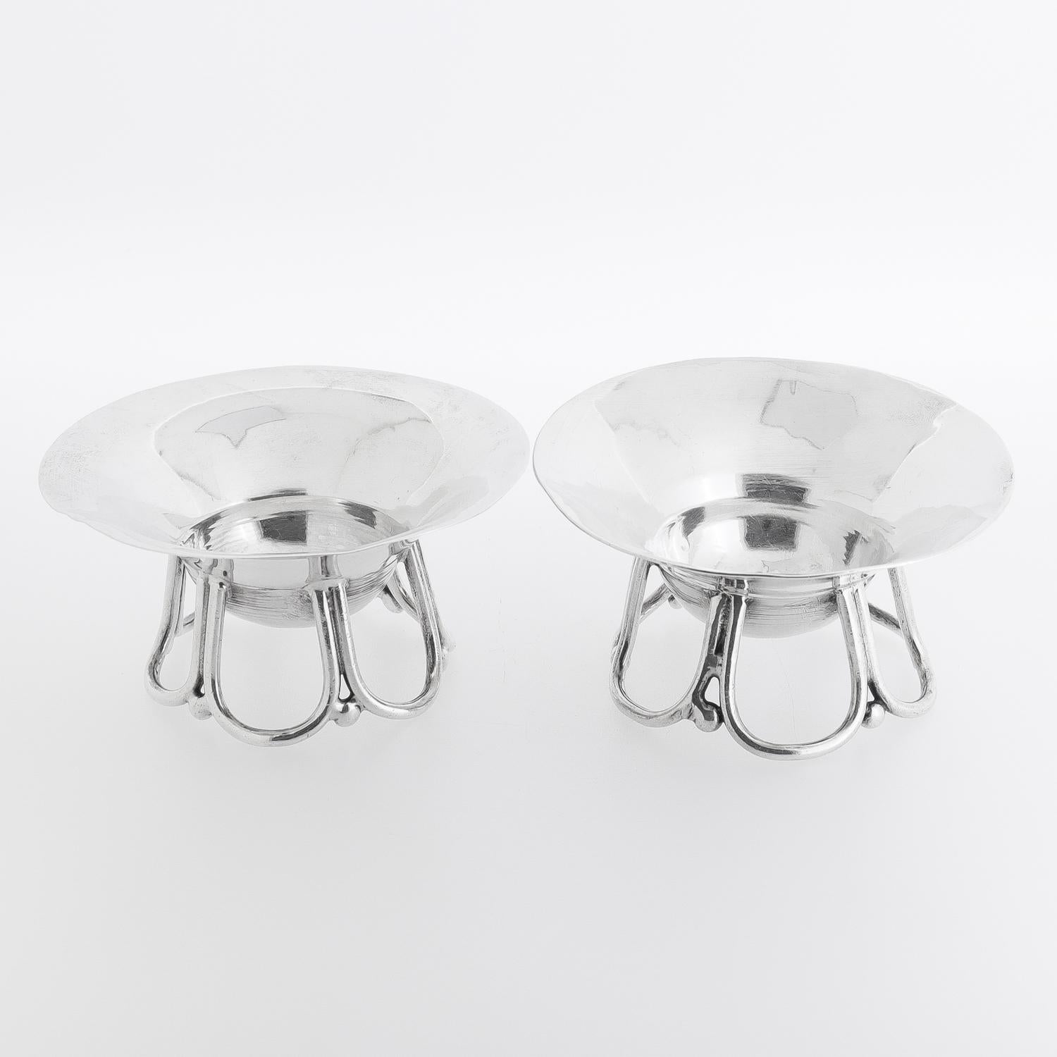 Ein Paar mexikanischer William Spratling-Sterling-Salzschalen aus der Mitte des Jahrhunderts (Moderne der Mitte des Jahrhunderts) im Angebot