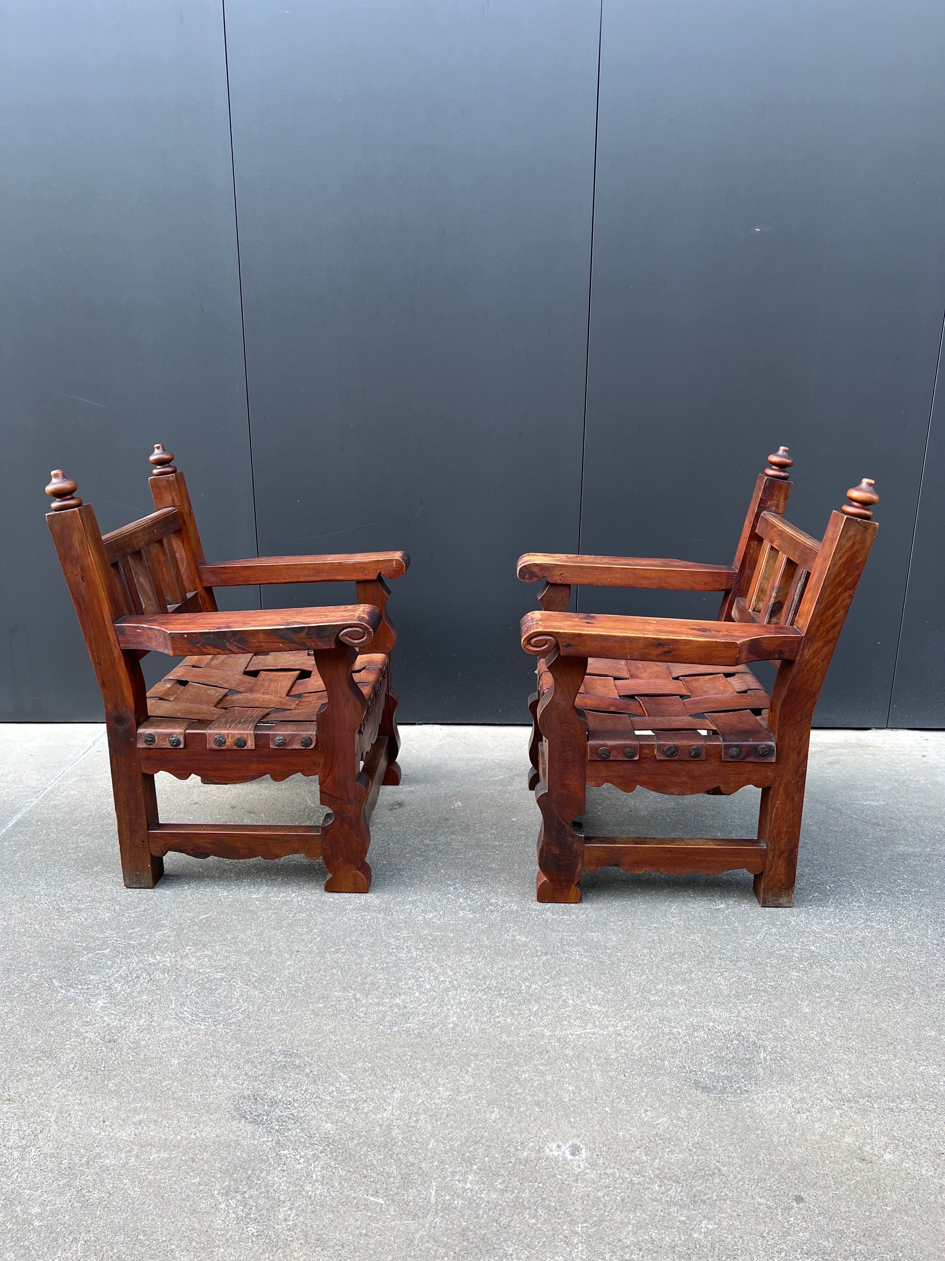 For your consideration, pair of chairs by the artist and silversmith designer William Spratling, made in his workshop in Taxco in the 40s, pieces that deserve to be in a museum, Sabino wood and genuine leather seats. The chairs belonged to the