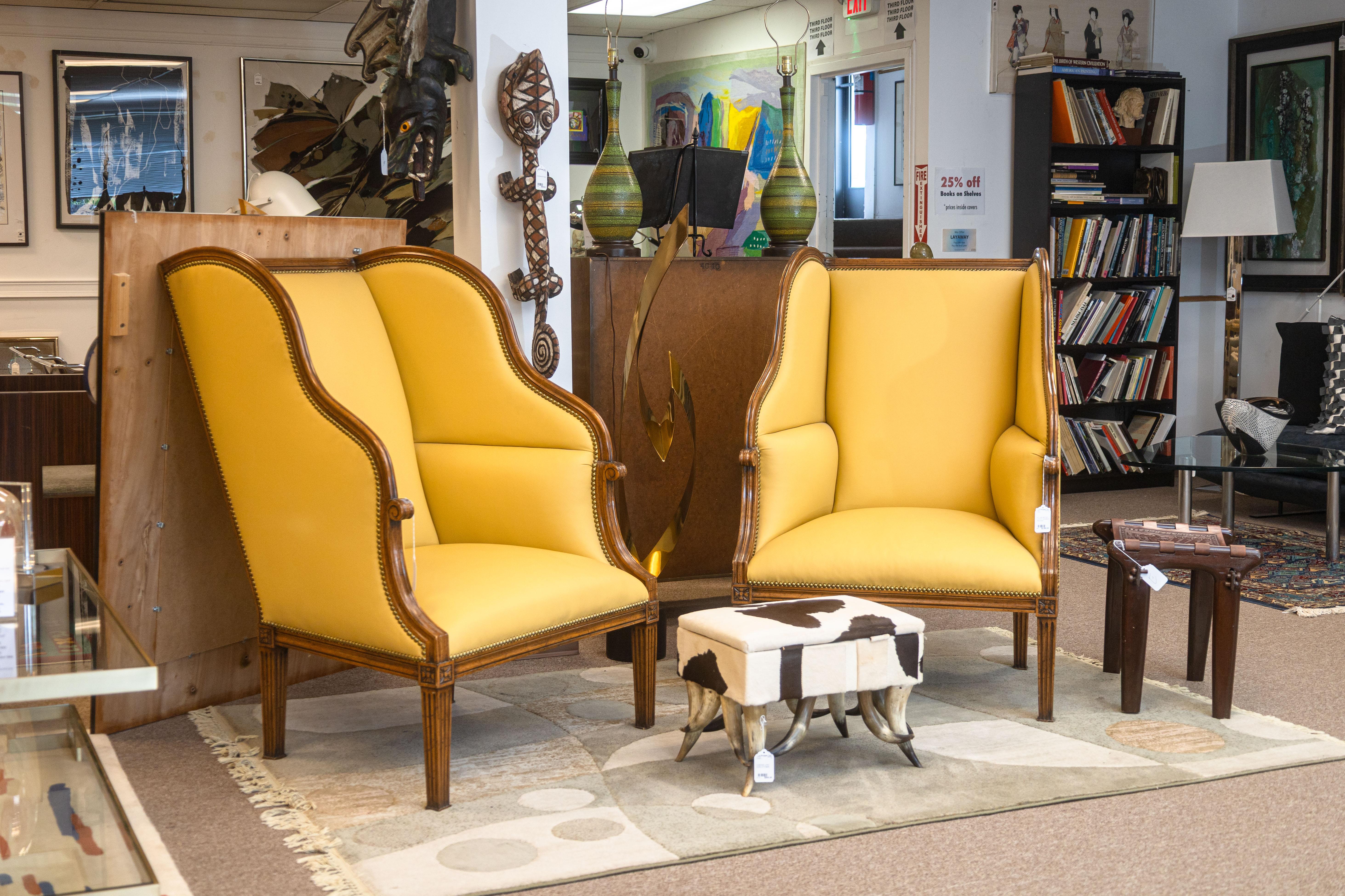 Paire de fauteuils à dossier haut de style Louis XVI Porter de William Switzer. Il s'agit d'un superbe ensemble de fauteuils traditionnels, fabriqués sur commande par William Switzer. Chaque fauteuil présente un design méticuleusement fabriqué à la