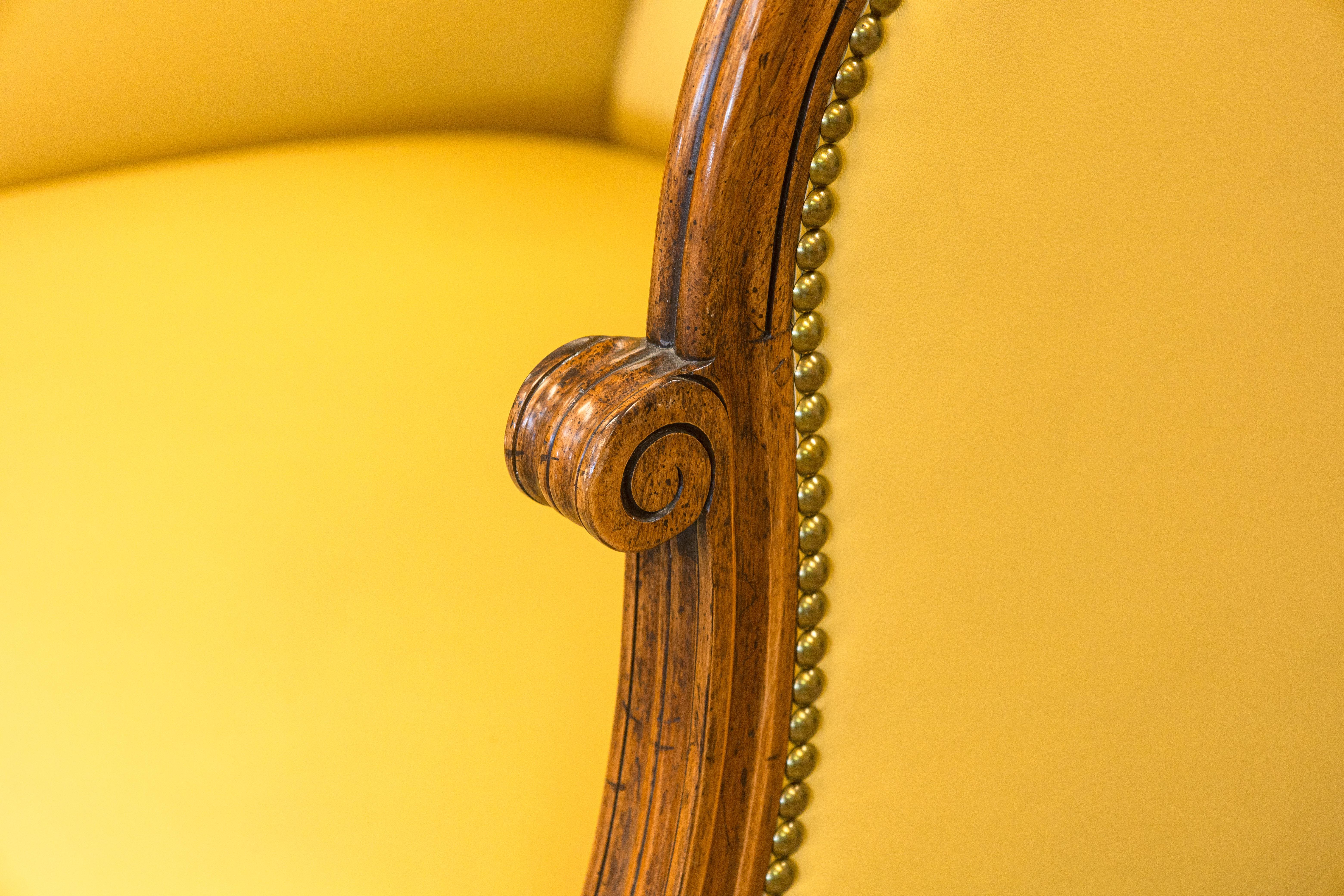 Cuir Paire de fauteuils contemporains Porter Highback de style William Switzer Louis XVI en vente