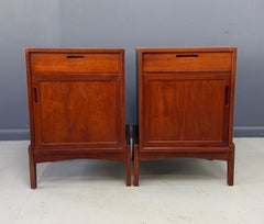 Pareja de mesillas de noche William Watting de teca con cajón y estante abierto, Mediados de siglo