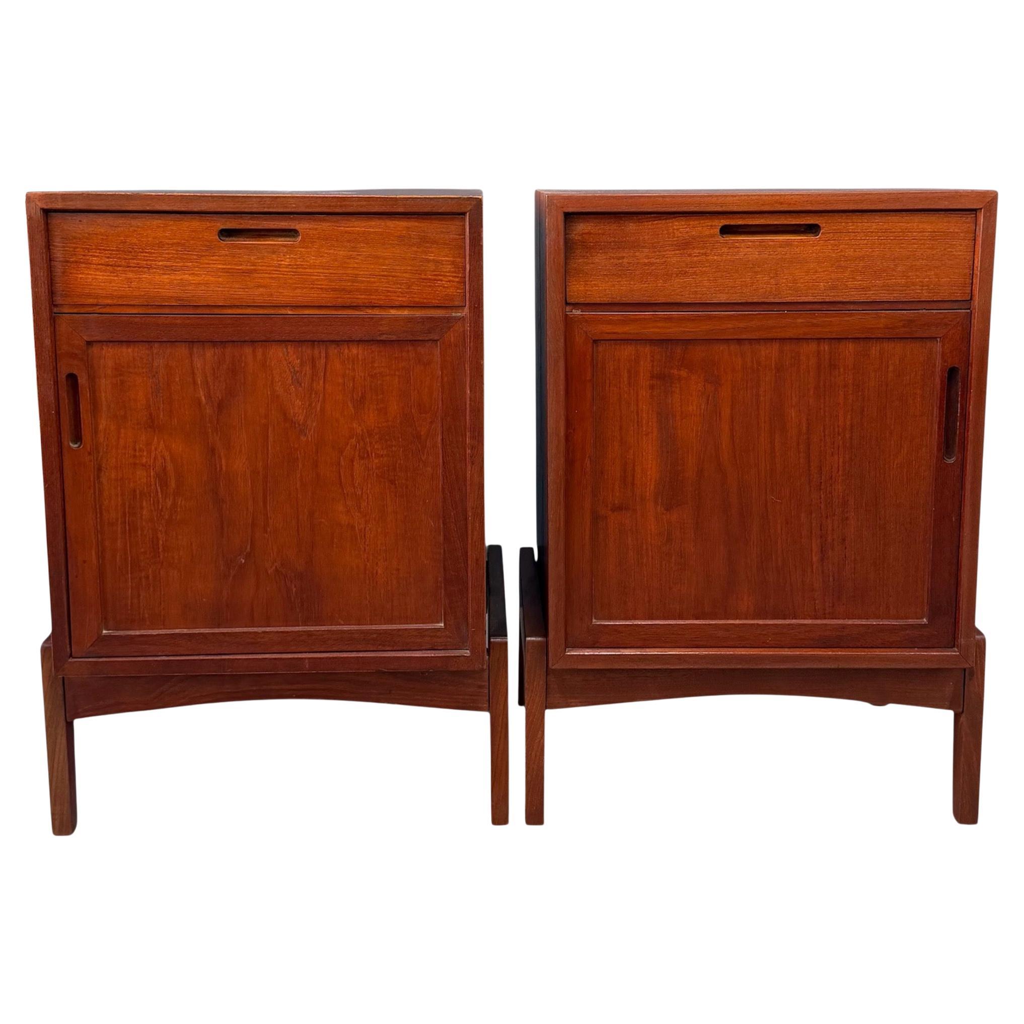 Coppia di comodini in teak William Watting con cassetto e ripiano aperto, metà del secolo scorso in vendita