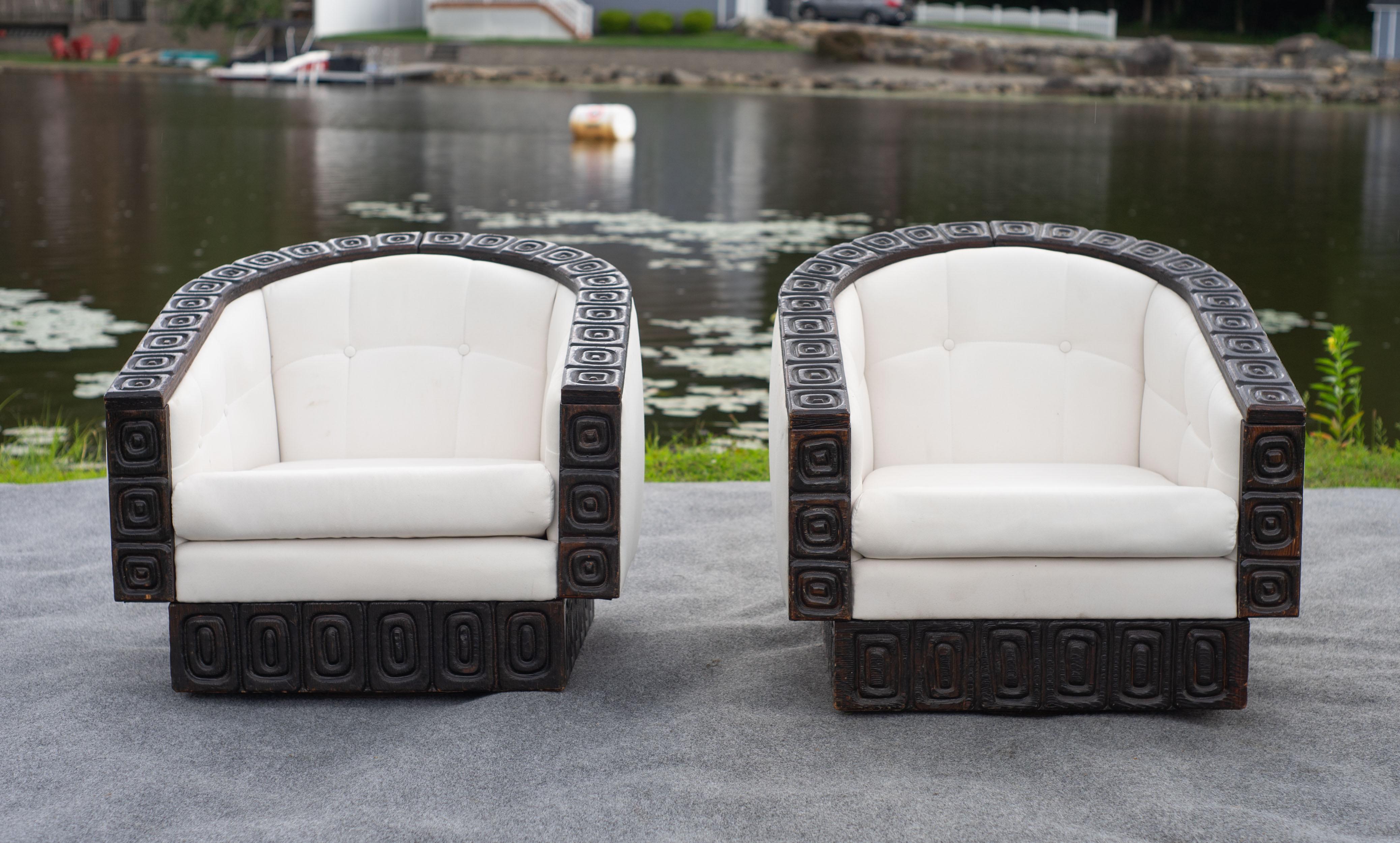Conçues par William Westenhaver, ces chaises ont été fabriquées dans les années 1960 pour sa société, Western International Trading Co. Ses pièces étaient révolutionnaires dans le monde du Tiki, mélangeant le style tropical avec une touche de