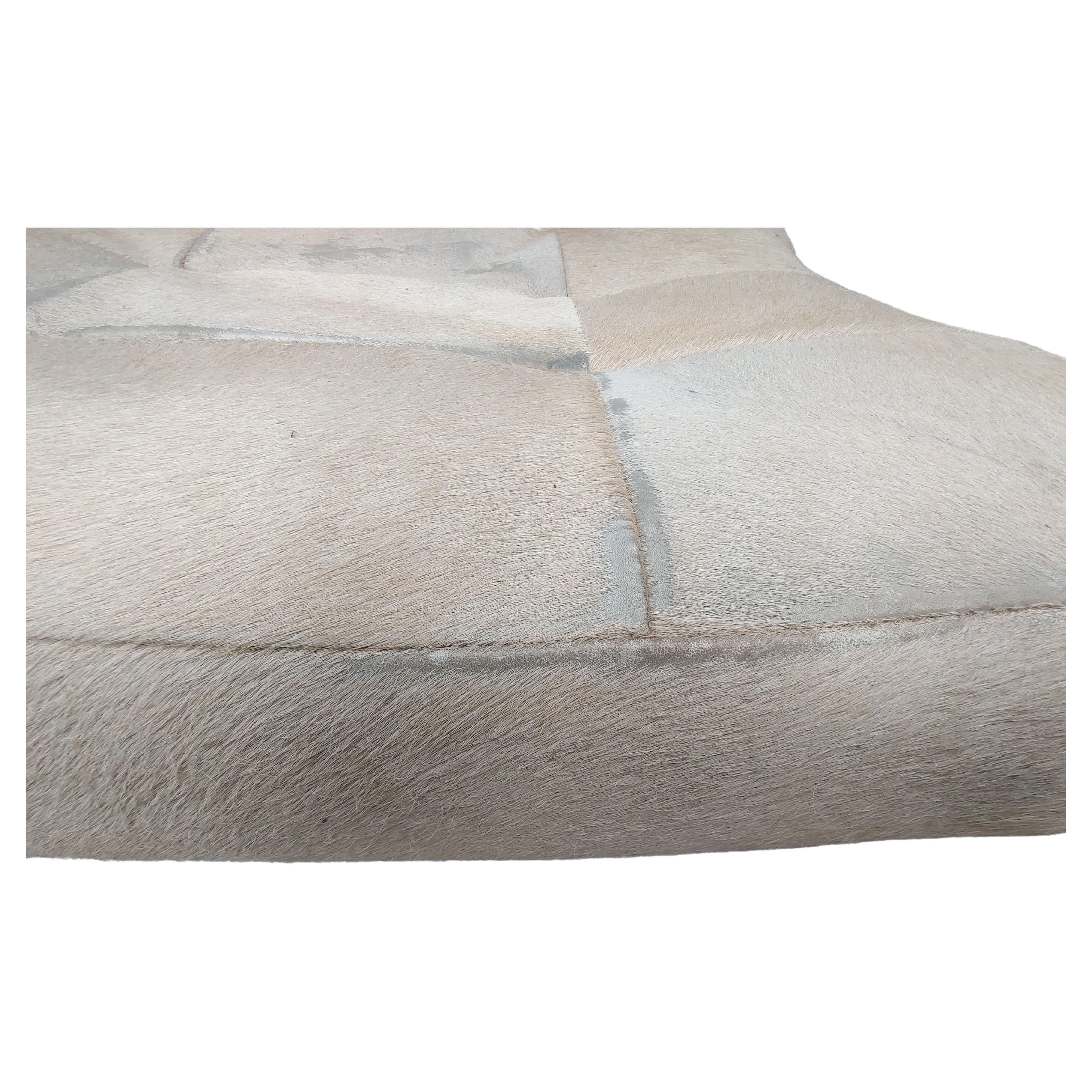 Fabuleuse paire de chaises longues James de Williams Sonoma en cuir poilu. Bien exécutée à toutes les étapes, de haute qualité. Le patchwork de poils sur la peau présente une légère usure liée à l'âge sur une zone du siège. Nous pouvons le faire