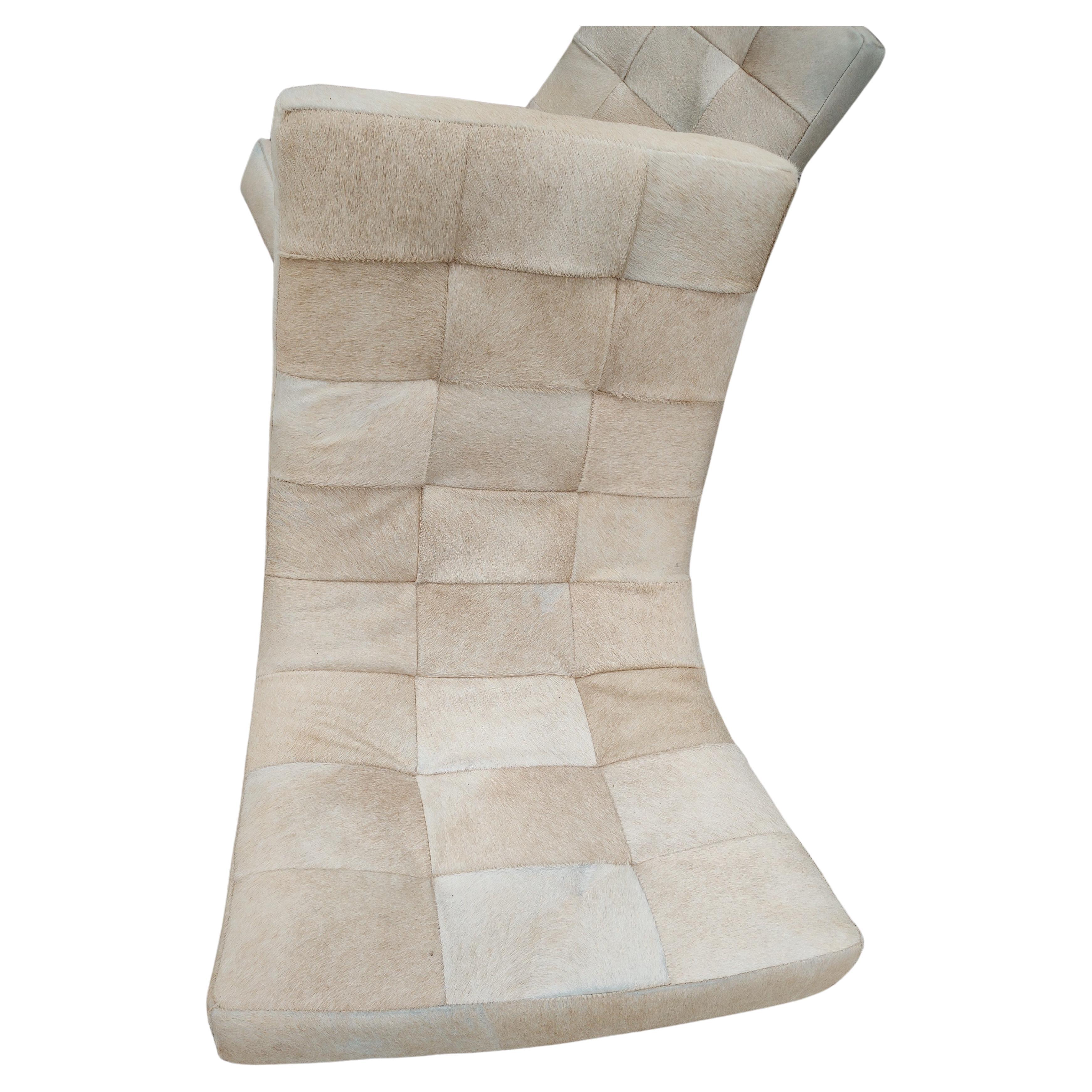 italien Paire de chaises longues Williams Sonoma James avec poils sur peau et pieds en X chromés en vente