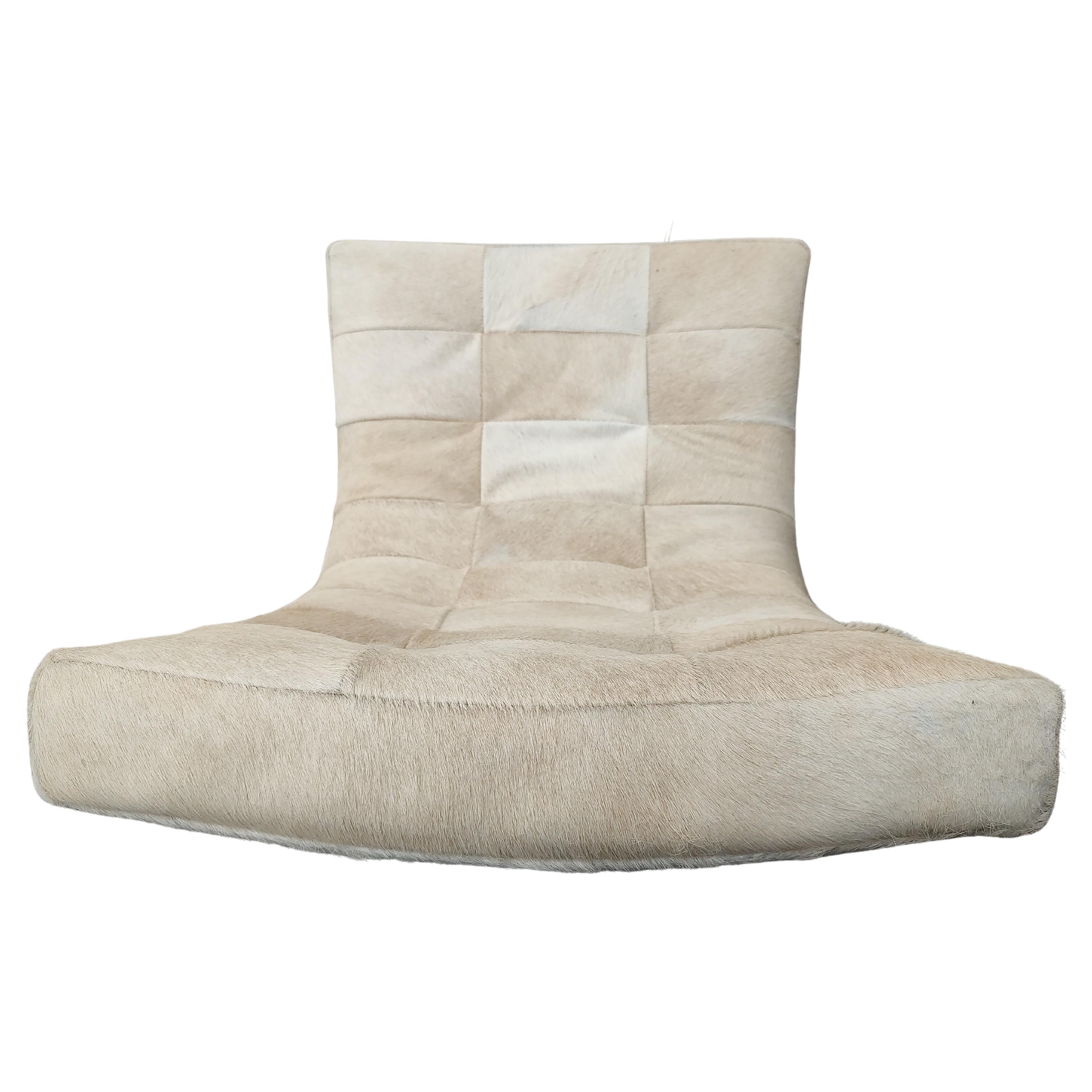 Fait main Paire de chaises longues Williams Sonoma James avec poils sur peau et pieds en X chromés en vente