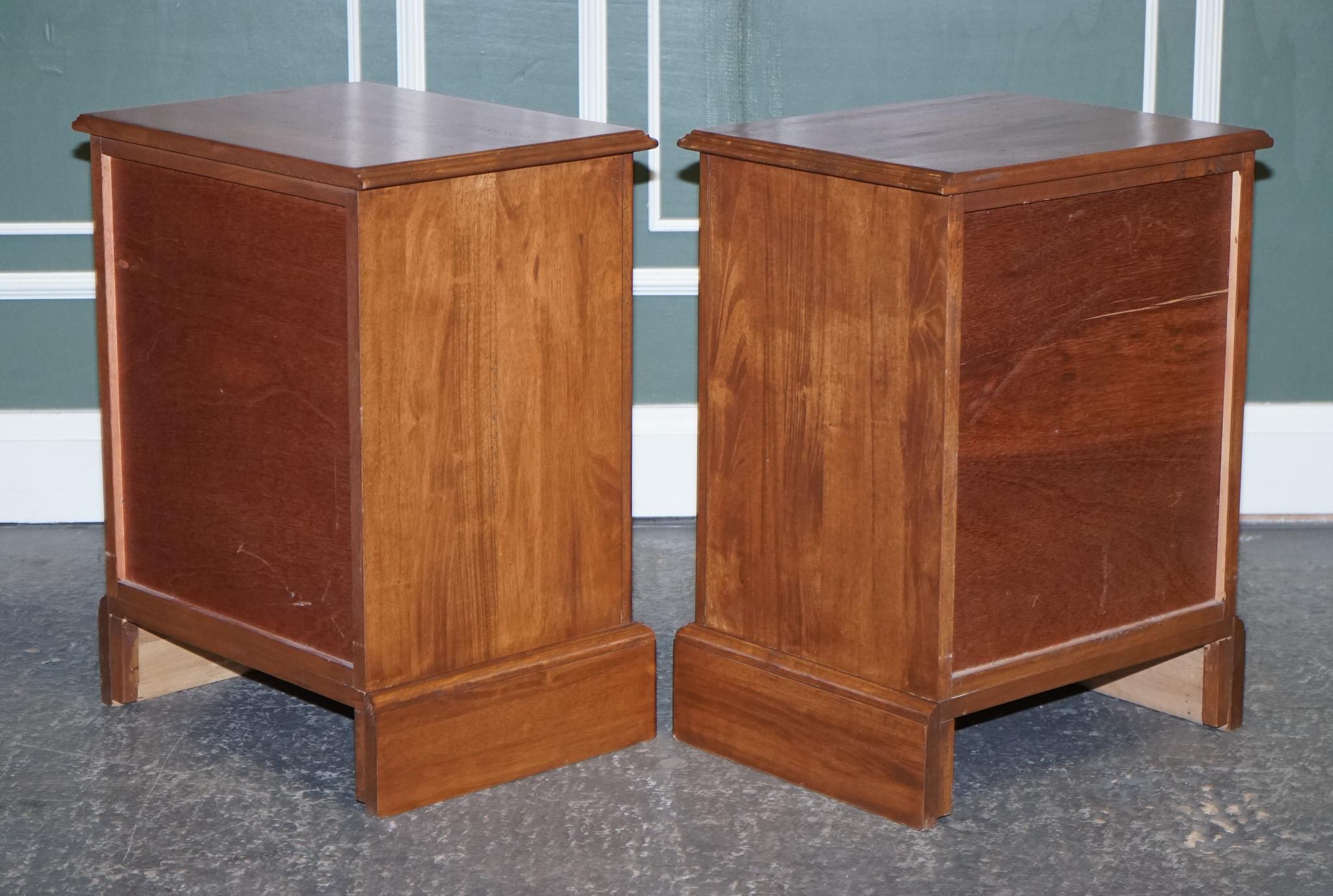 20th Century Pair of Willis Gambier Bedside Tables Night Stands For Sale