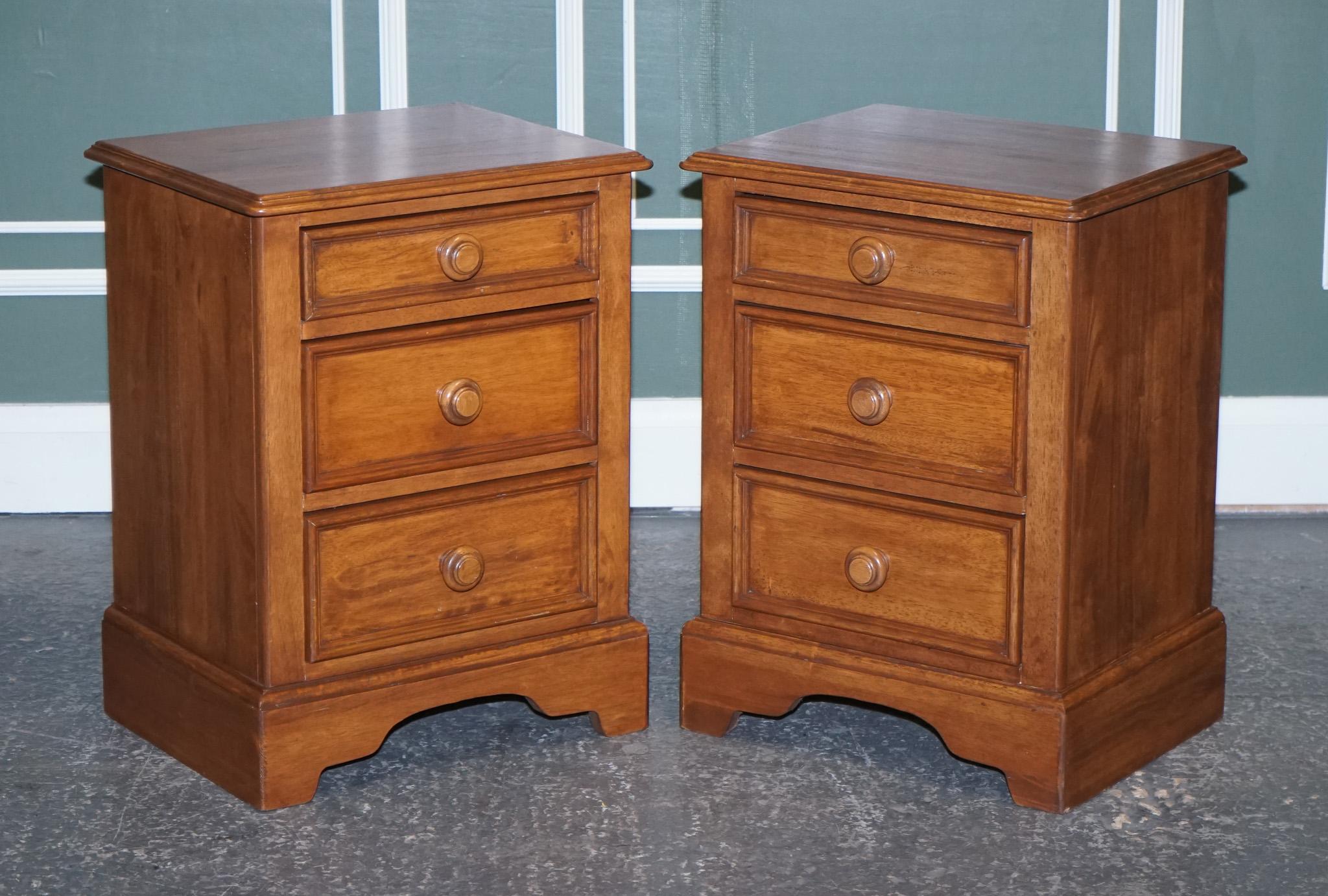 We are delighted to offer for sale this Beautiful Willis & Gambier Pair of Bedside Tables.

We have lightly restored this by giving it a hand clean, hand waxed and hand polished. 

Please carefully look at the pictures to see the condition