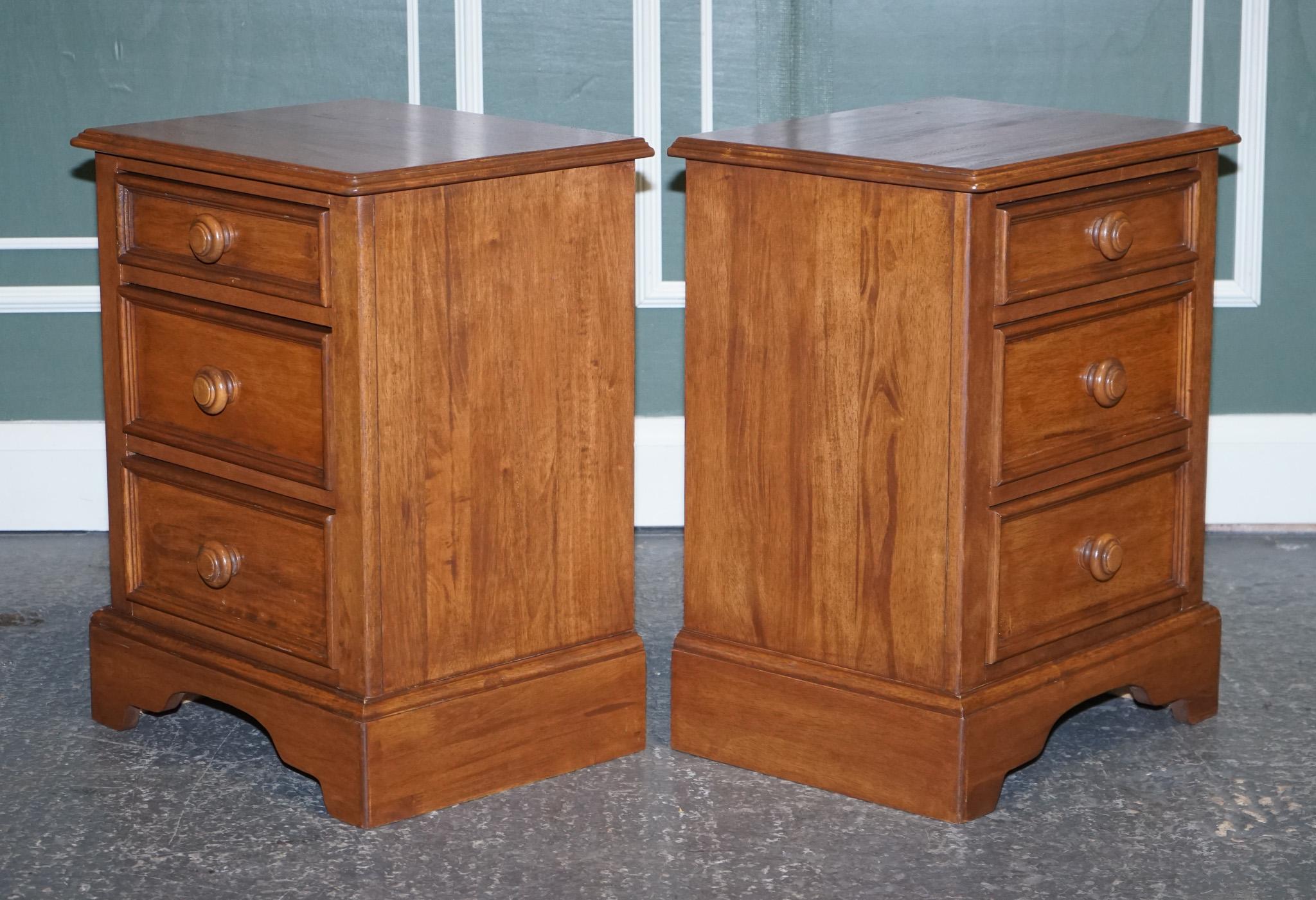 Hand-Crafted Pair of Willis Gambier Bedside Tables Night Stands For Sale